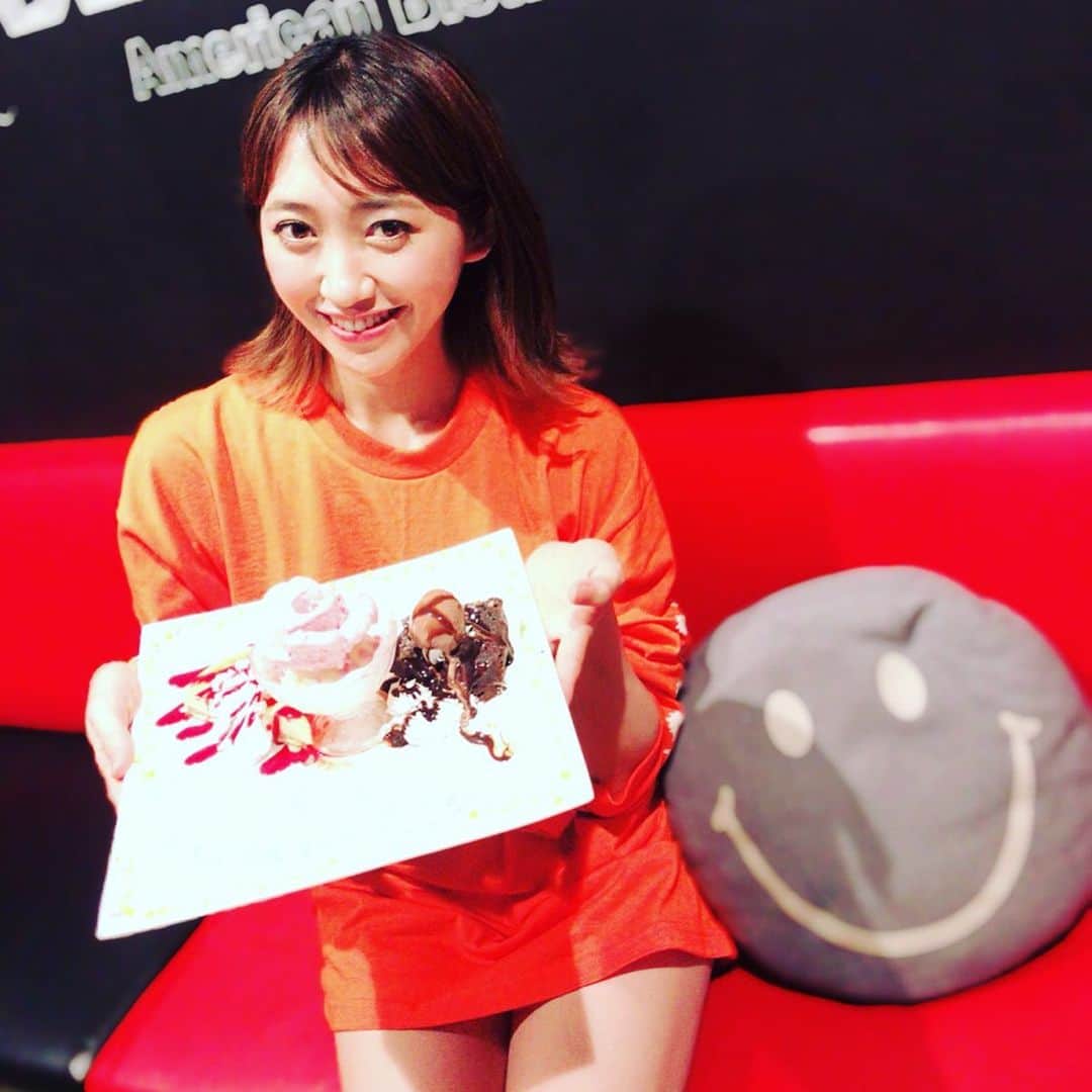 のインスタグラム：「5/21に#誕生日 を迎えて、またひとつレベルアップしました😂 お祝いの言葉をくれた皆さんありがとうございました✨ カウントダウンは#穐田和恵 ちゃんと過ごしました💝かず氏すぺしゃるさんくすびっくらぶ💜🧡 バースデープレートが、ミアカぢゃなくてニアカになっててww ・ ・ 誕生日当日は有意義な時間を過ごせました✨タイ料理が大好きたがらタイへ行ってきたよ💝 誕生日の〆はやっぱり大好きなオリスパw 最高に良い〆だった✨w ・ ・ まだまだ歌と一緒に成長していきたいと思いますので皆さんこれからもよろしくお願いします✨ 今週日曜日、26日の生誕祭でみんなと会えるのを楽しみにしています！ HEY!HEY!HEY! ・ ・ ・ #バースデー #ハピバ #レベルアップ #おめでとう #自分 #一年早い #miaka」