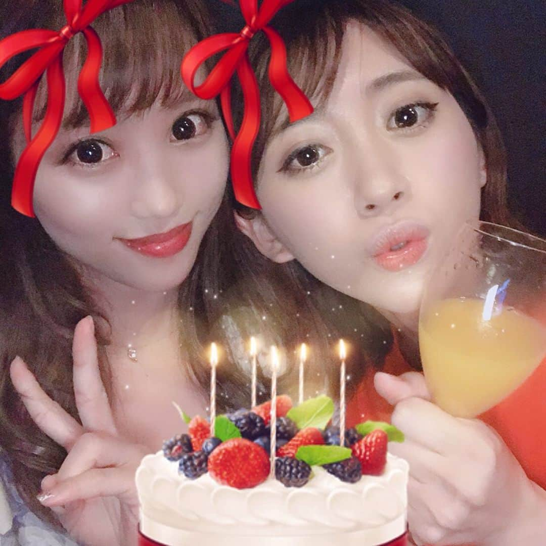 MIAKAさんのインスタグラム写真 - (MIAKAInstagram)「5/21に#誕生日 を迎えて、またひとつレベルアップしました😂 お祝いの言葉をくれた皆さんありがとうございました✨ カウントダウンは#穐田和恵 ちゃんと過ごしました💝かず氏すぺしゃるさんくすびっくらぶ💜🧡 バースデープレートが、ミアカぢゃなくてニアカになっててww ・ ・ 誕生日当日は有意義な時間を過ごせました✨タイ料理が大好きたがらタイへ行ってきたよ💝 誕生日の〆はやっぱり大好きなオリスパw 最高に良い〆だった✨w ・ ・ まだまだ歌と一緒に成長していきたいと思いますので皆さんこれからもよろしくお願いします✨ 今週日曜日、26日の生誕祭でみんなと会えるのを楽しみにしています！ HEY!HEY!HEY! ・ ・ ・ #バースデー #ハピバ #レベルアップ #おめでとう #自分 #一年早い #miaka」5月22日 20時44分 - miaka.jp