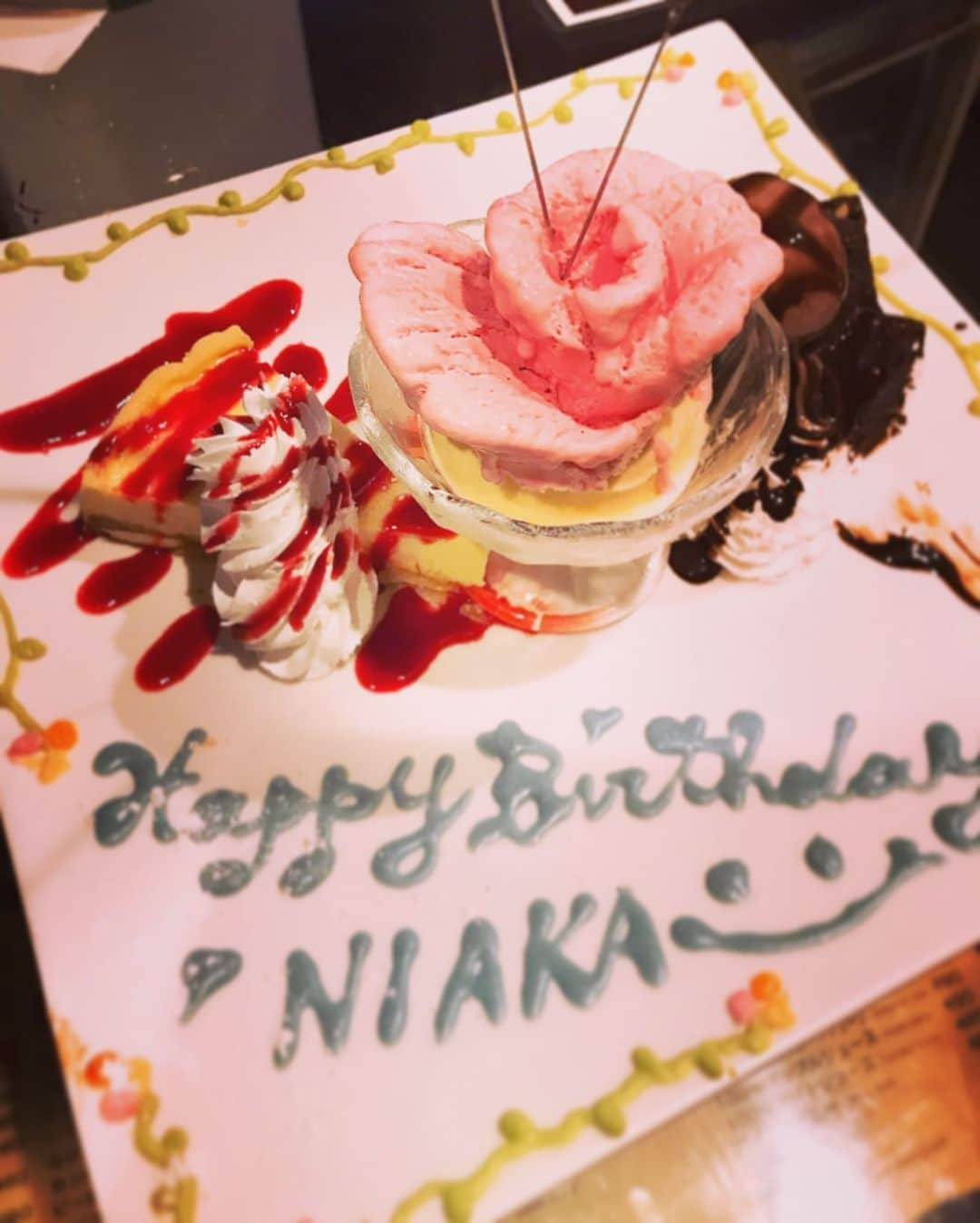 MIAKAさんのインスタグラム写真 - (MIAKAInstagram)「5/21に#誕生日 を迎えて、またひとつレベルアップしました😂 お祝いの言葉をくれた皆さんありがとうございました✨ カウントダウンは#穐田和恵 ちゃんと過ごしました💝かず氏すぺしゃるさんくすびっくらぶ💜🧡 バースデープレートが、ミアカぢゃなくてニアカになっててww ・ ・ 誕生日当日は有意義な時間を過ごせました✨タイ料理が大好きたがらタイへ行ってきたよ💝 誕生日の〆はやっぱり大好きなオリスパw 最高に良い〆だった✨w ・ ・ まだまだ歌と一緒に成長していきたいと思いますので皆さんこれからもよろしくお願いします✨ 今週日曜日、26日の生誕祭でみんなと会えるのを楽しみにしています！ HEY!HEY!HEY! ・ ・ ・ #バースデー #ハピバ #レベルアップ #おめでとう #自分 #一年早い #miaka」5月22日 20時44分 - miaka.jp