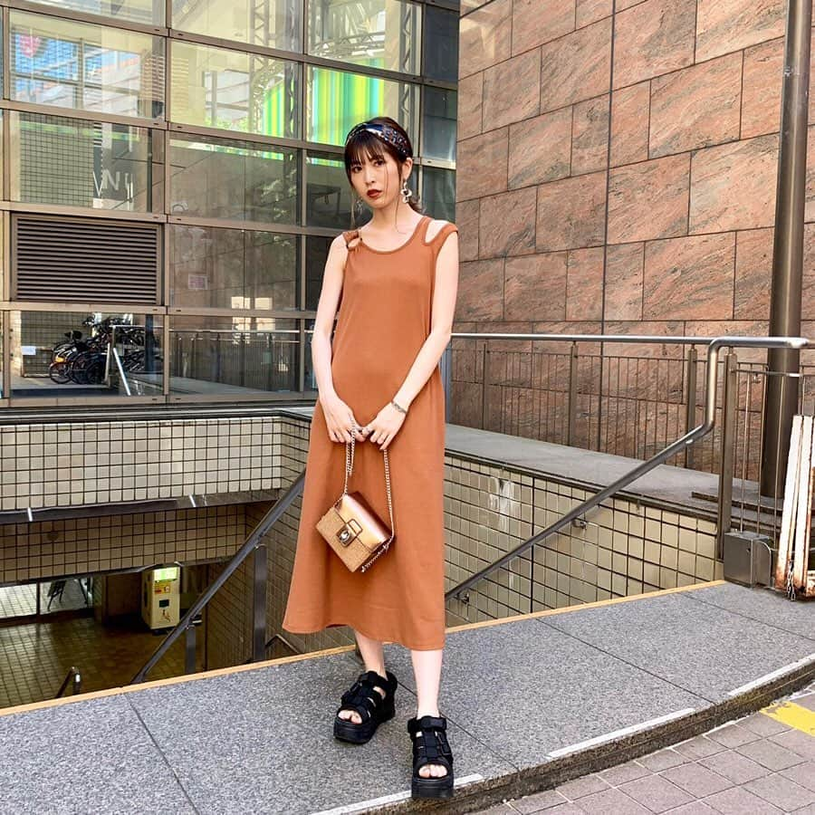 MURUAさんのインスタグラム写真 - (MURUAInstagram)「✔️NEW ARRIVAL ㅤㅤㅤ #イレギュラーショルダーワンピース ¥6,400(+tax) BEG.BRN.BLK 発売中 ㅤㅤㅤ @murua_moeko coordinate.(170㎝) #murua#murua2019ss #murua2019summer#fashion#recommend#item#trend#style#coordinate#mode#murua_snap#夏コーデ#170cm」5月22日 20時54分 - murua_by_staff