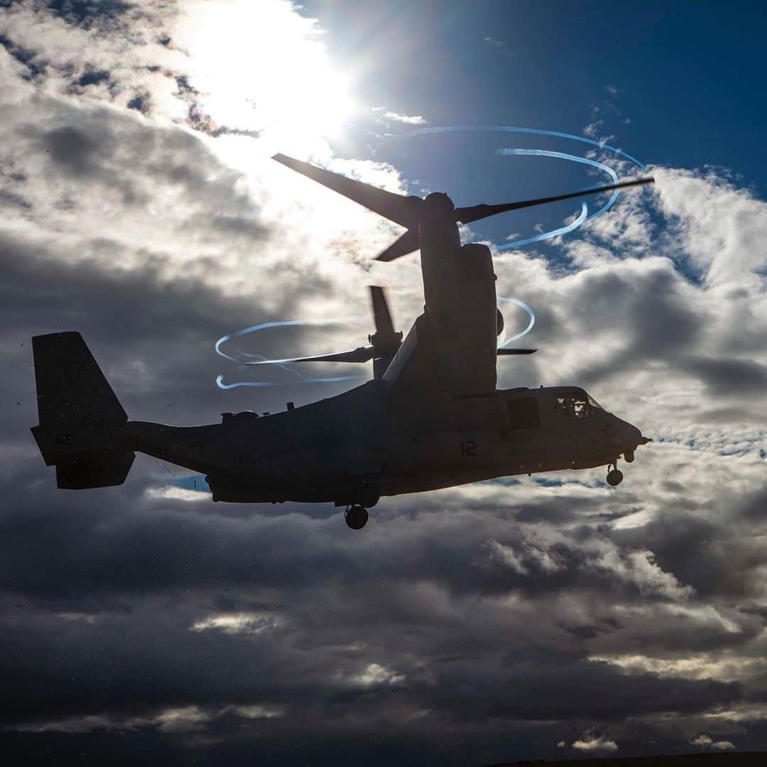 アメリカ海兵隊さんのインスタグラム写真 - (アメリカ海兵隊Instagram)「Let There Be Light  An MV-22B Osprey with @spmagtfcraf lands during a tactical recovery of aircraft and personnel rehearsal in Sardinia, Italy, May 13, 2019. (U.S. Marine Corps photo by Capt. Clay Groover)  #Marines #USMC #Osprey #Aviation」5月22日 20時55分 - marines