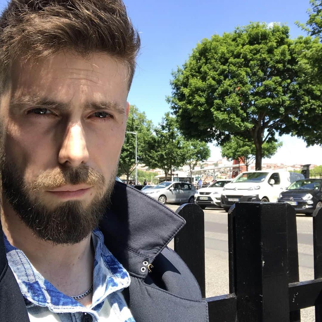 のインスタグラム：「Now that GoT is over, does that mean Winter is as well? 🤔 🌞 #instamood #instapic #picoftheday #sun #outinthesun #lyon #GoT #working #beard #cute #coach #coachinglife #instagay #gay #lgbt #icedancer #followme #instafollow #igers #igerslyon #igersoftheday」