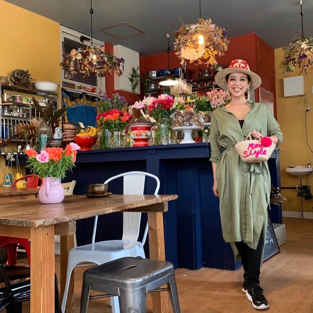 PINKYさんのインスタグラム写真 - (PINKYInstagram)「Cafe de Monstyle💐🌈✨ . @rei._shop の素敵なドレスを着て、世界一大好きなお店monstyleの @monstyle.aki に会いに👩‍👧❤️ . Pocoちゃんも私と同じメニューの酵素ジュースをゴクゴク、ヴィーガンマフィンをもぐもぐ、美味しそうなお顔をして沢山食べていました😋💕🍹 . 最高に美味しいものをいただいて🍹🥗🧁💖 アキちゃんと沢山お話しできて、のあちゃんにも沢山遊んでもらって、素敵な時間を過ごせて幸せだった🥰❤️ . @monstyle.aki いつもありがとう❤️✨ ・・・ ・・・ #love #happy #family #mamalife #babygirl #1歳11ヶ月 #momlife #横須賀 #monstyle #酵素ジュース #お野菜プレート #ヴィーガンマフィン #バスクチーズケーキ #チャイ #世界一美味しい #世界一大好きなお店 ♡」5月22日 20時48分 - shanti_pinky_shanti