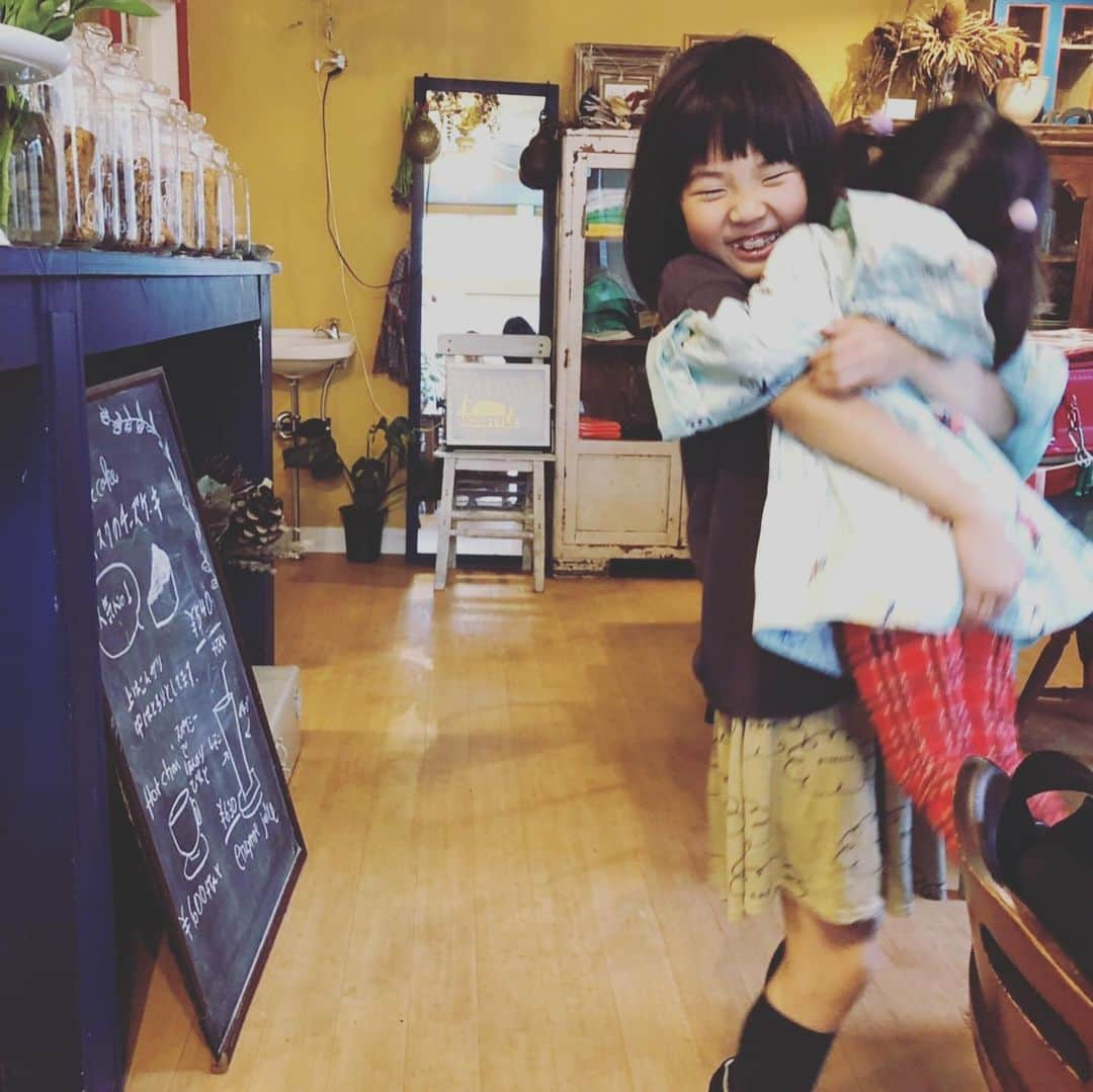 PINKYさんのインスタグラム写真 - (PINKYInstagram)「Cafe de Monstyle💐🌈✨ . @rei._shop の素敵なドレスを着て、世界一大好きなお店monstyleの @monstyle.aki に会いに👩‍👧❤️ . Pocoちゃんも私と同じメニューの酵素ジュースをゴクゴク、ヴィーガンマフィンをもぐもぐ、美味しそうなお顔をして沢山食べていました😋💕🍹 . 最高に美味しいものをいただいて🍹🥗🧁💖 アキちゃんと沢山お話しできて、のあちゃんにも沢山遊んでもらって、素敵な時間を過ごせて幸せだった🥰❤️ . @monstyle.aki いつもありがとう❤️✨ ・・・ ・・・ #love #happy #family #mamalife #babygirl #1歳11ヶ月 #momlife #横須賀 #monstyle #酵素ジュース #お野菜プレート #ヴィーガンマフィン #バスクチーズケーキ #チャイ #世界一美味しい #世界一大好きなお店 ♡」5月22日 20時48分 - shanti_pinky_shanti