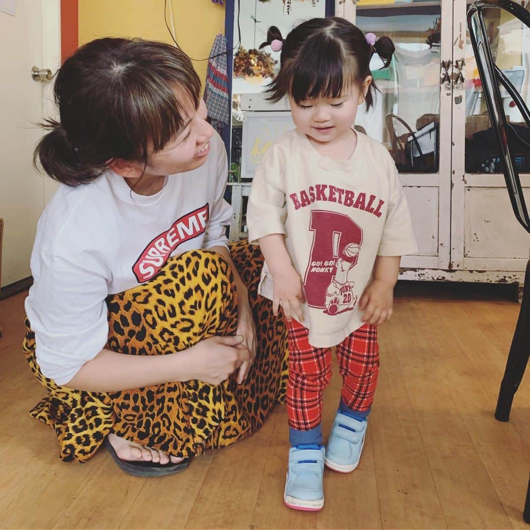 PINKYさんのインスタグラム写真 - (PINKYInstagram)「Cafe de Monstyle💐🌈✨ . @rei._shop の素敵なドレスを着て、世界一大好きなお店monstyleの @monstyle.aki に会いに👩‍👧❤️ . Pocoちゃんも私と同じメニューの酵素ジュースをゴクゴク、ヴィーガンマフィンをもぐもぐ、美味しそうなお顔をして沢山食べていました😋💕🍹 . 最高に美味しいものをいただいて🍹🥗🧁💖 アキちゃんと沢山お話しできて、のあちゃんにも沢山遊んでもらって、素敵な時間を過ごせて幸せだった🥰❤️ . @monstyle.aki いつもありがとう❤️✨ ・・・ ・・・ #love #happy #family #mamalife #babygirl #1歳11ヶ月 #momlife #横須賀 #monstyle #酵素ジュース #お野菜プレート #ヴィーガンマフィン #バスクチーズケーキ #チャイ #世界一美味しい #世界一大好きなお店 ♡」5月22日 20時48分 - shanti_pinky_shanti