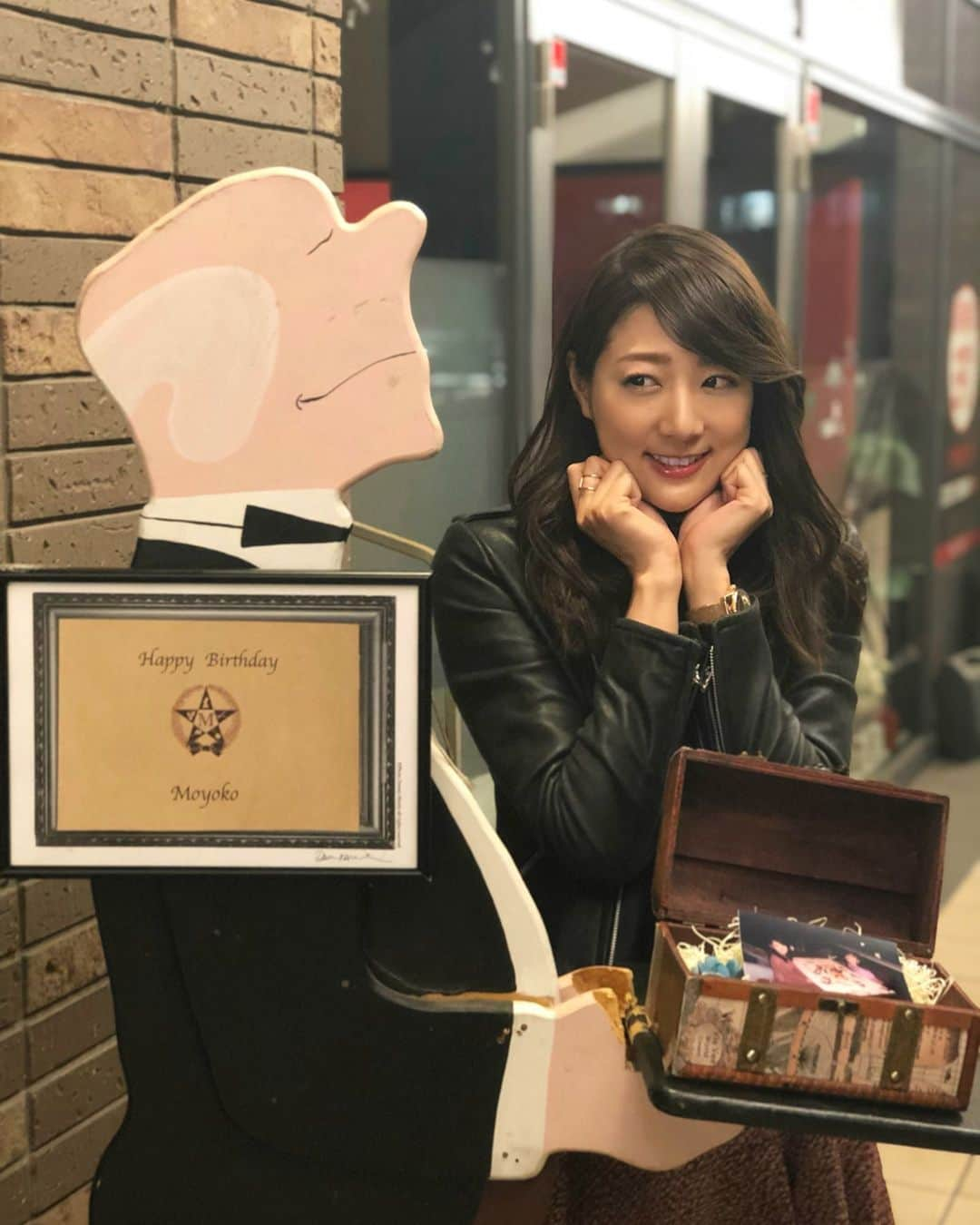 佐々木もよこさんのインスタグラム写真 - (佐々木もよこInstagram)「昨日の投稿で、カメパとインスタライブ、普段のもよことの違いにご意見くださってありがとう😌💖﻿ ﻿ たしかにwどなたかが言ってくださってたけど、﻿ よくよく考えたらインスタライブは1人だから、めっちゃ喋るわ！笑😂😂💨﻿ ﻿ ラジオであんなにぺらぺら喋ったら聴いてる人がうるさいからナチュラルに抑えてるんだわ🤣🤣‼️笑﻿ ﻿ それでカメパの方が真面目に思えるって思ってくださる方が多かったのかぁ！とスッキリ🐶🐷💕✨﻿ ﻿ ﻿ みんな教えてくれてありがとう🥺❤️❤️﻿ ﻿ ﻿ どっちのわたしも、どのわたしもほんとのもよこだよ〜🙋‍♀️🍕‼️✨そのまんま💓﻿ ﻿ ﻿ そのままでいいよって言ってくれてありがとう😌💖💖だいすきです❤️❤️﻿ ﻿ ﻿ ﻿ ﻿ ﻿ ﻿ ﻿ ﻿ #カメパ#ファッション#ラジオ#コーデ#レザージャケット#fashion#coordinate #radio#tokyo#instafashion#loveless」5月22日 20時52分 - moyoko_atom