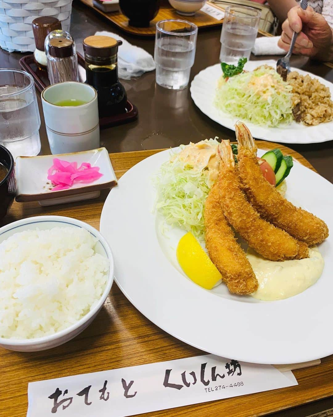 脇田明日香さんのインスタグラム写真 - (脇田明日香Instagram)「ばっちゃんと♡ 美味しい物をいっぱい食べて幸せそう💓 頼むメニューのテーマは 定食屋さん行ったら「柔らかそうなもの」で、エビクリームシチュー＆ピラフ🦐 喫茶店行ったら「入れ歯のモヤモヤ感をスッキリしたいから」メロンソーダ(大好物)🍈 可愛いわ〜☺️86歳。 定食屋…岐阜のくいしん坊 喫茶店…一宮の元町珈琲 *」5月22日 20時52分 - asuka_wakita_hasegawa