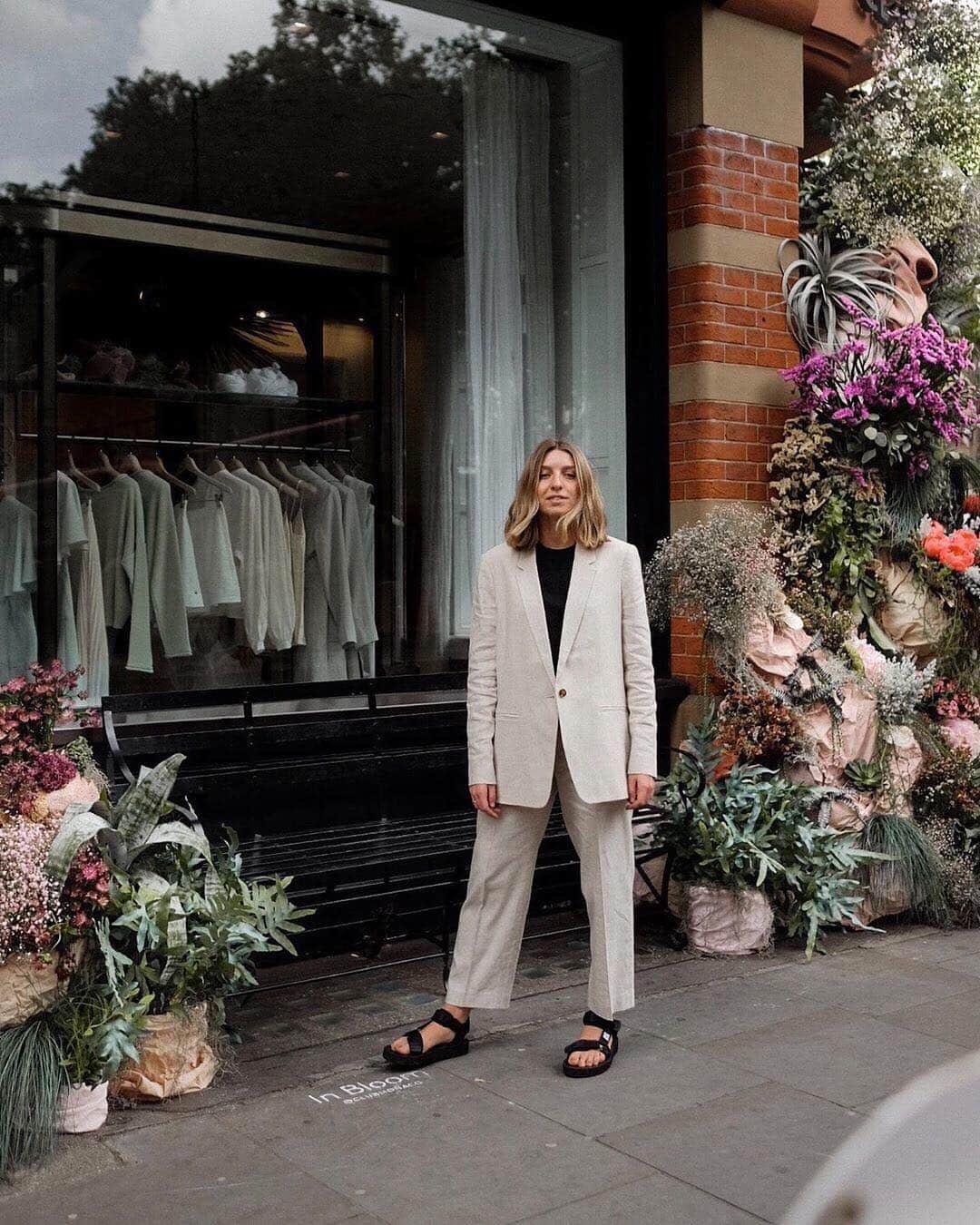 Club Monacoさんのインスタグラム写真 - (Club MonacoInstagram)「Swipe for spring. 🌸  @brittanybathgate in full bloom at London’s #CMInBloom.  Visit our installation in Sloane Square through May 25th. #chelseainbloom」5月22日 21時03分 - clubmonaco