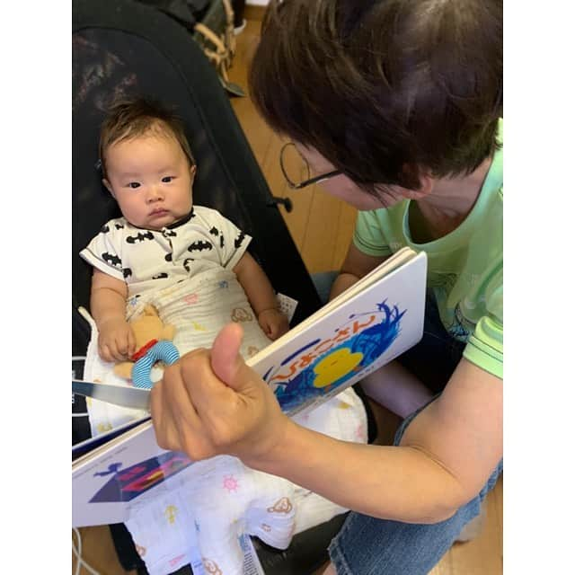 NON-Pさんのインスタグラム写真 - (NON-PInstagram)「あ、生後3ヶ月になってました👶🏻✨ 3ヶ月と2日の今日ゎ、 友優心、予防接種の日💉 今回が1番多くて大変らしく、注射4本にロタウィルスのシロップだったから、注射の時ゎ顔真っ赤にしてめちゃ泣き👶🏻😢😢😢 ・ 注射後だから今日ゎ不機嫌かなーって思ったけど、おばあちゃんにいっぱい絵本読んで貰って遊んで貰って、普段通り機嫌良くて楽しそーだった👍👍 ・ ユウちゃん、よく頑張ったね👶🏻‼️ エラいよー、いい子いい子🤱🏻❤️❤️❤️ また来月頑張ろうね💪‼️ ・ ・ #3months #100日記念写真 #㊗️ #たまひよ写真スタジオ #予防接種 #💉 #よく頑張りました #健康優良児 #産まれてきてくれてありがとう  #0220 産まれ #👶🏻 #baby #boy #family #happy #smile  #友優心 #ゆうしん #yuushin #cute #🤱🏻 #家族 #papa #mama #おばあちゃん #絵本 #宝物 #mylove #iloveyou #愛してる」5月22日 21時00分 - nonp_mam