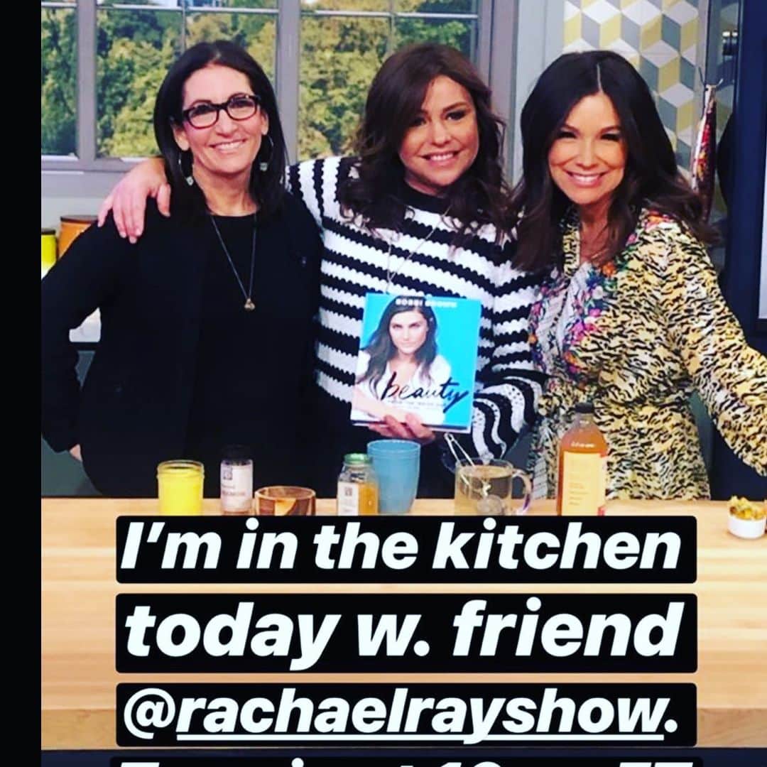 ボビー・ブラウンのインスタグラム：「Who says blondes have more fun? @grettamonahan @rachaelrayshow Tag your favorite brunette for a chance to win a signed book and a couple of bottles of #beautygrow My hair supplement for thicker, stronger, shinier hair @evolution_18 #beautyfromtheinsideout」