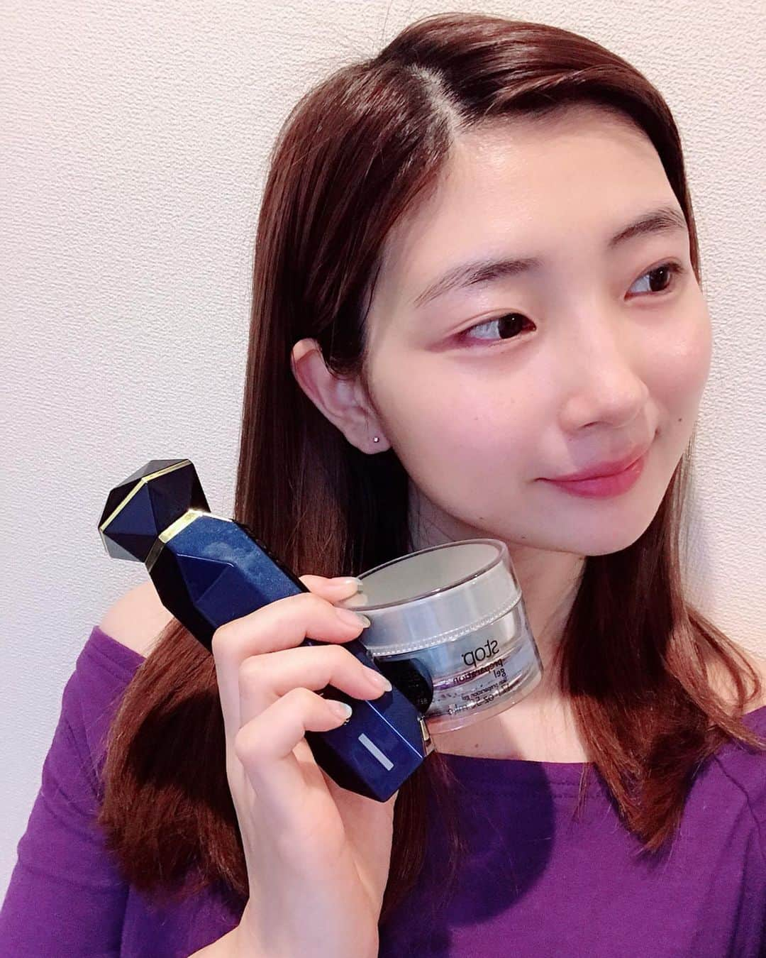 岸野里香さんのインスタグラム写真 - (岸野里香Instagram)「リフトアップにお肌のトーンアップもこれ１つで叶う美顔器💓専用ジェルを塗って美顔器を当てたらお顔の血行が良くなってピンク色に😍終わった後は目の位置顔の横幅、フェイスラインがこんなに変わる💓今ではメイクの前に欠かせないオススメ美顔器💓  #ハリ #つや #しわ #ほうれい線 #美肌#美顔器 #家庭用美顔器 #トライポーラ#TriPollar #RF美顔器#たるみ#モチモチ肌 #たるみ改善 #リフトアップ #美容 #美顔器」5月22日 21時02分 - rikakishino_official