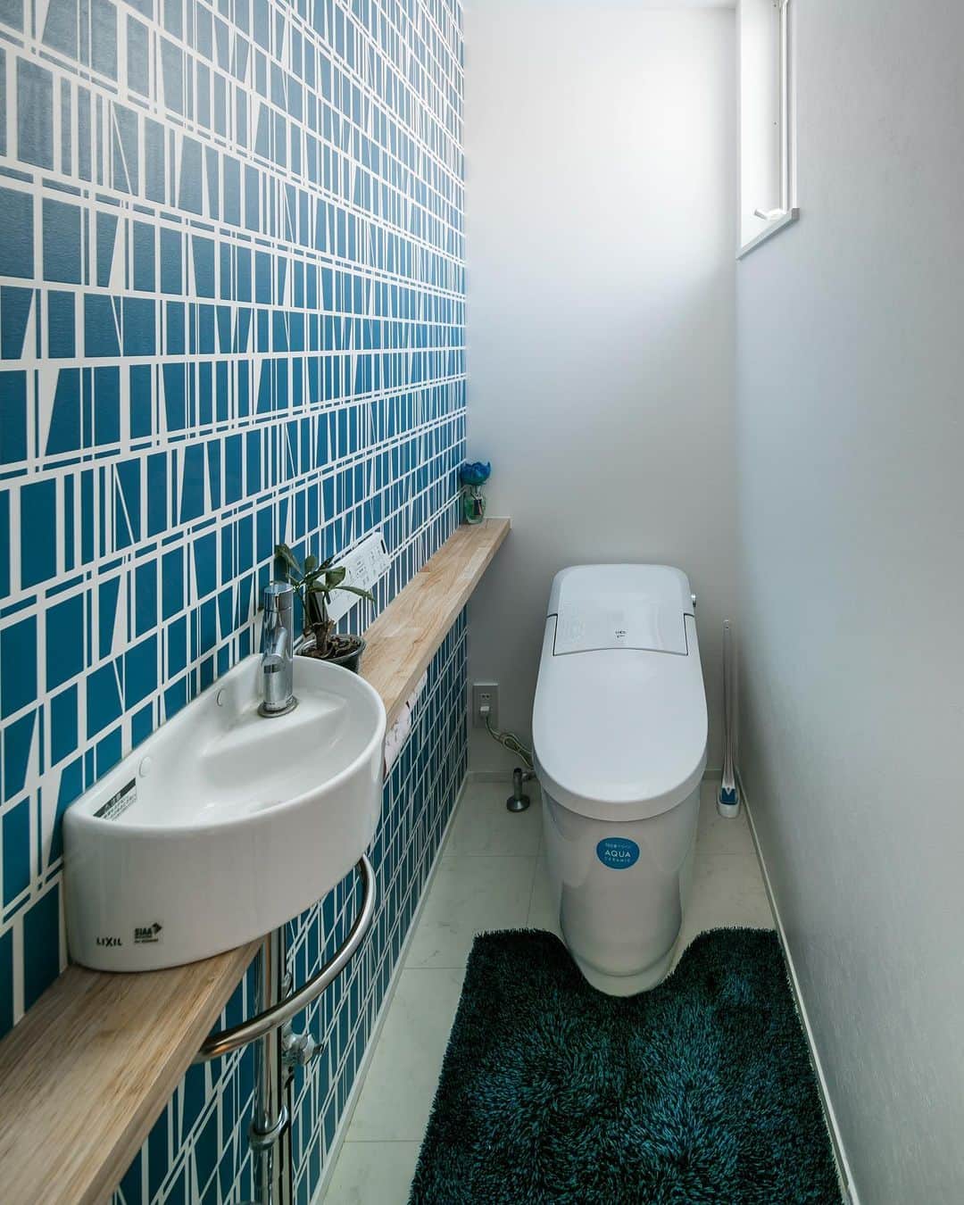 ルポハウス一級建築士事務所さんのインスタグラム写真 - (ルポハウス一級建築士事務所Instagram)「・ ・ ・ 一面だけ、〝北欧スタイル〟 ・ シンプルな幾何調のデザインは、青色を選ぶことでモダンな雰囲気に。 ・ ・ ・ 𓐌𓐌𓐌𓐌𓐌𓐌𓐌𓐌𓐌𓐌𓐌𓐌𓐌𓐌𓐌𓐌𓐌𓐌  ルポハウスの施工事例はこちらまで☞ @reposhouse  𓐌𓐌𓐌𓐌𓐌𓐌𓐌𓐌𓐌𓐌𓐌𓐌𓐌𓐌𓐌𓐌𓐌𓐌 #ルポハウス は#ちょっとかっこいい家 を"友人のために" という思いでつくっています。 一生に一度の#マイホーム。 「あなたにしかできない」×「ルポハウスだからできる」で、 私たちだけの#家づくり を思いっきり楽しんでみませんか？！ ・ ・ ・ #住宅 #注文住宅 #新築一戸建て #シンプルな暮らし #デザイナーズ住宅  #一級建築士事務所 #設計事務所 #design #simple #滋賀県大津市 #滋賀県草津市 #滋賀県栗東市 #トイレインテリア #サンゲツクロス #re2738 #リザーブ1000 #北欧クロス #フィンレイソン #アイニヴァーリ #フィンレイソンコロナ」5月22日 21時02分 - reposhouse