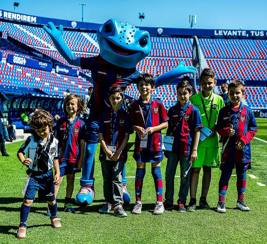 レバンテUDさんのインスタグラム写真 - (レバンテUDInstagram)「Happy Wednesday!!!! ---- #OrgullGranota #MachoLevante #LevanteUD #Laliga #LaLigaSantander #futbol #football #ElClubQuePortemAlCor 💙❤」5月22日 21時12分 - levanteud