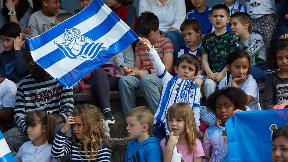 レアル・ソシエダさんのインスタグラム写真 - (レアル・ソシエダInstagram)「Eskerrik asko Villabona! 💙⚪️ . #AurreraReala #RealSociedad #Football」5月22日 21時09分 - realsociedad