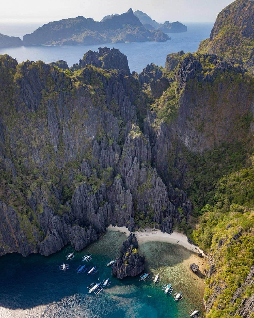 BEAUTIFUL DESTINATIONSさんのインスタグラム写真 - (BEAUTIFUL DESTINATIONSInstagram)「"Falling in love with El Nido all over again 🇵🇭❤️" Do you have a favorite beach in the Philippines? El Nido? Panglao? Siargao? Tell us in the comments! (📷: @jackson.groves 📍El Nido, Palawan)」5月22日 21時10分 - beautifuldestinations