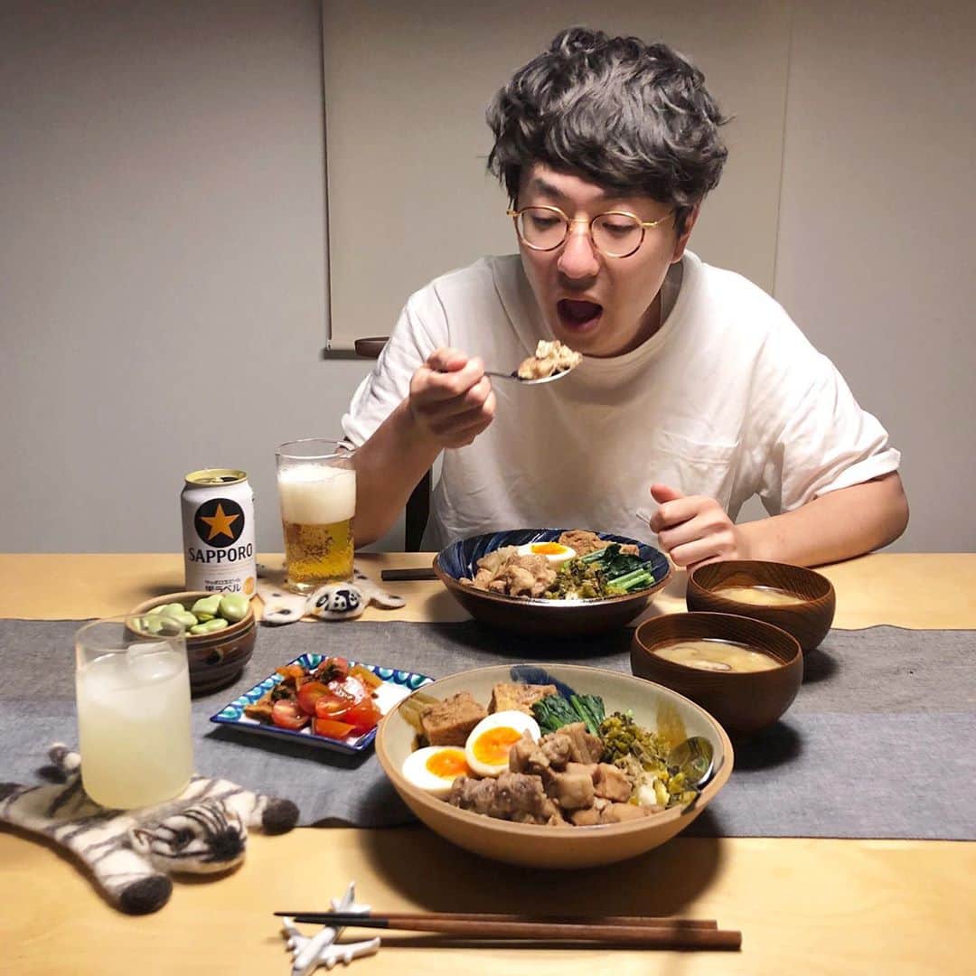 みわこさんのインスタグラム写真 - (みわこInstagram)「＊ きょうも1日おつかれさま☻ . ・魯肉飯(茹で小松菜と高菜炒め添え) ・トマトと大根葉キムチ ・ゆでそら豆 ・椎茸と新玉ねぎの味噌汁 . 今夜は昨日のうちにことこと煮込んでおいた魯肉飯☺️😎♡ 本場風に茹で小松菜とピリ辛高菜炒めも添えて♡ . お店は来週の月曜日までの間おやすみを貰っているので、 衣替えしたり(ダウンとかコートやっと片付けた笑😂) おうちの中の気になってた場所のお掃除をしたり、 冷凍庫にずっといた犬鳴豚のかたまり肉を やっと解凍して食べたかった魯肉飯を作ったり。と 10連休辺りから少しづつ乱れてしまってた暮らしを 少しづつ、きちんと整えなおしてます。 . そしてきょうは久し振りに仕事ではなく、めがねくんと 2人いっぱいおしゃべりしつつドライブしながら高松へ。 お昼にはへちま文庫さんでカレーを食べたり、 まちのシューレさんやtoucaさんでお買い物して、 めがねくんのコーヒー豆をお店で使ってくださっている ninocoさん（ @cafe_ninoco ）でお茶したり。 心身ともに安らいだので、森道市場用の大量の ドーナツの仕込みもぼちぼちはじめないとなぁ…☺️🤓🍩」5月22日 21時11分 - meganeandmiwa