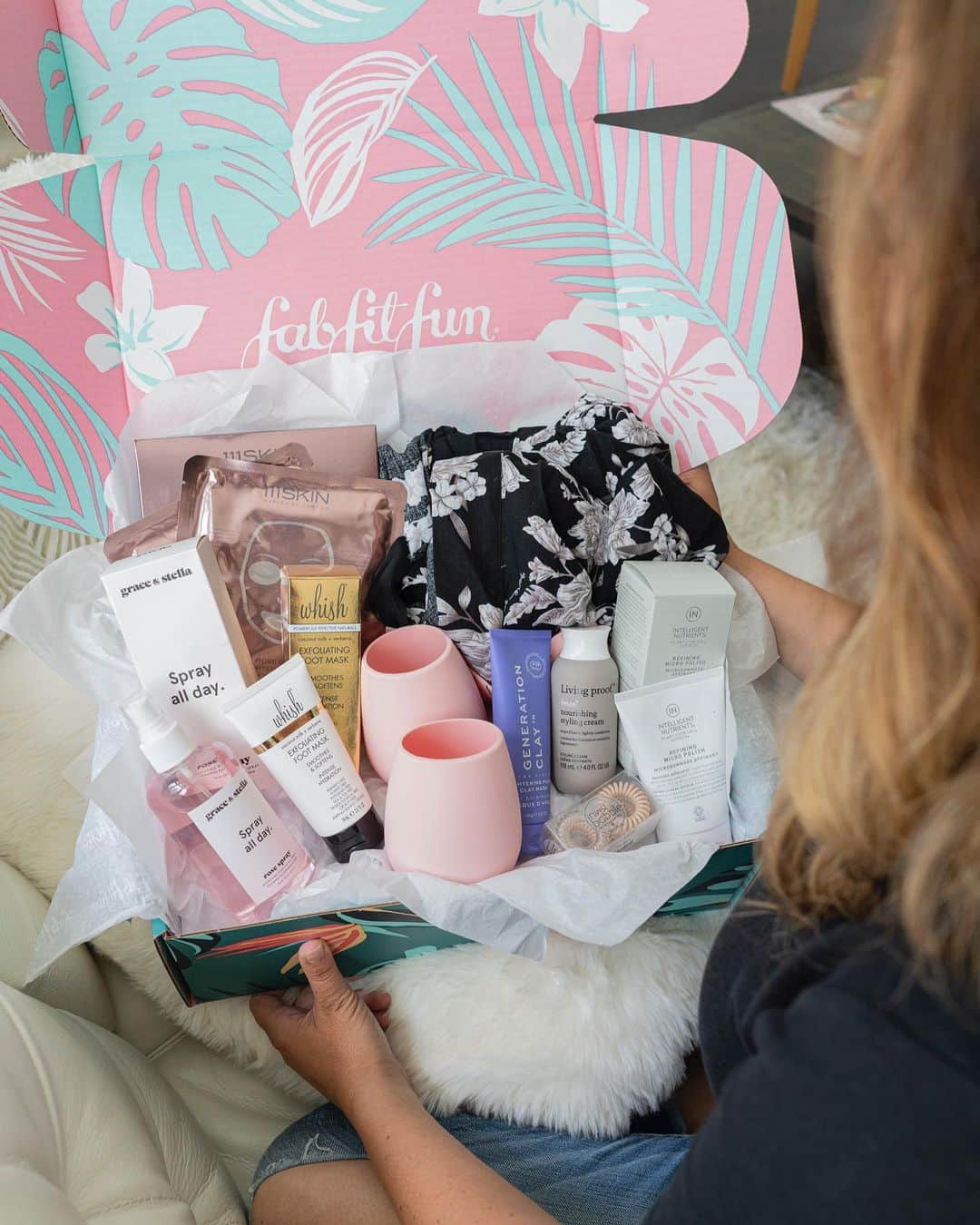 Angie Keiserさんのインスタグラム写真 - (Angie KeiserInstagram)「#fabfitfunpartner Thought the summer box from @fabfitfun would be a nice little gift to myself. Turns out, I have a small person claiming the kimono and insisting the silicone wine glasses are perfectly suitable for kombucha too. That Living Proof frizz control styling cream is ALL MINE though! Use code: AngieK to get $10 off your own box at www.fabfitfun.com PS - now available in the UK!!!」5月22日 21時11分 - 2sisters_angie