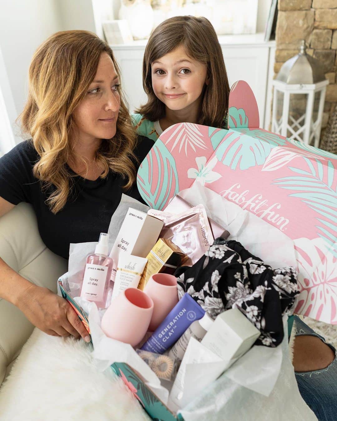 Angie Keiserさんのインスタグラム写真 - (Angie KeiserInstagram)「#fabfitfunpartner Thought the summer box from @fabfitfun would be a nice little gift to myself. Turns out, I have a small person claiming the kimono and insisting the silicone wine glasses are perfectly suitable for kombucha too. That Living Proof frizz control styling cream is ALL MINE though! Use code: AngieK to get $10 off your own box at www.fabfitfun.com PS - now available in the UK!!!」5月22日 21時11分 - 2sisters_angie
