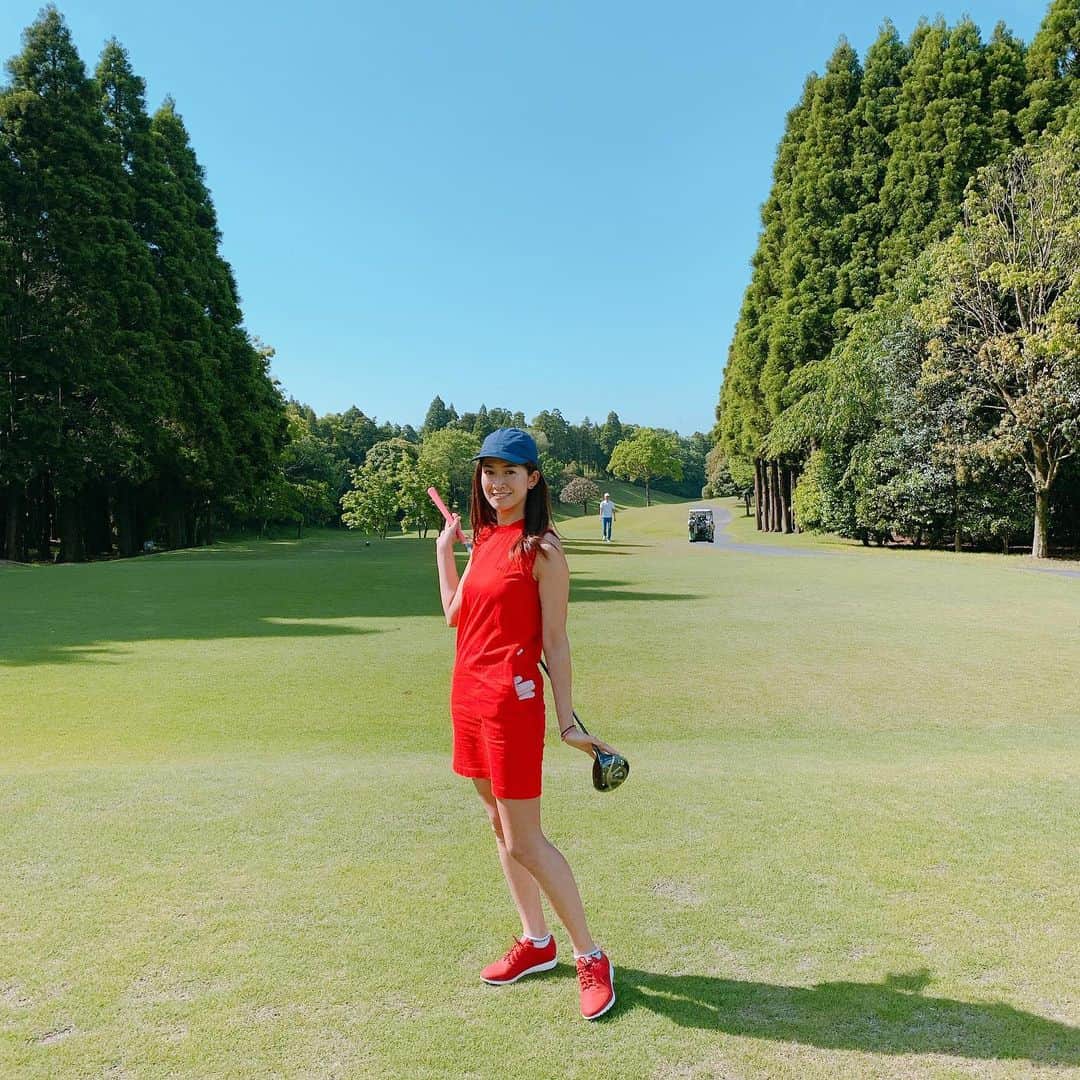 森下千里のインスタグラム：「一年ぶりのコンペ⛳️ 昨日の大雨が嘘みたいに晴れ！！ 晴れ男、晴れ女万歳🙌  赤いシューズ👟新品でウキウキ。 真っ赤なワンピにブルーキャップで合わせてみました！ . . #golf #ゴルフコーディネート #赤いワンピ  #鮮やか #beatifulsky #日常とゴルフ」