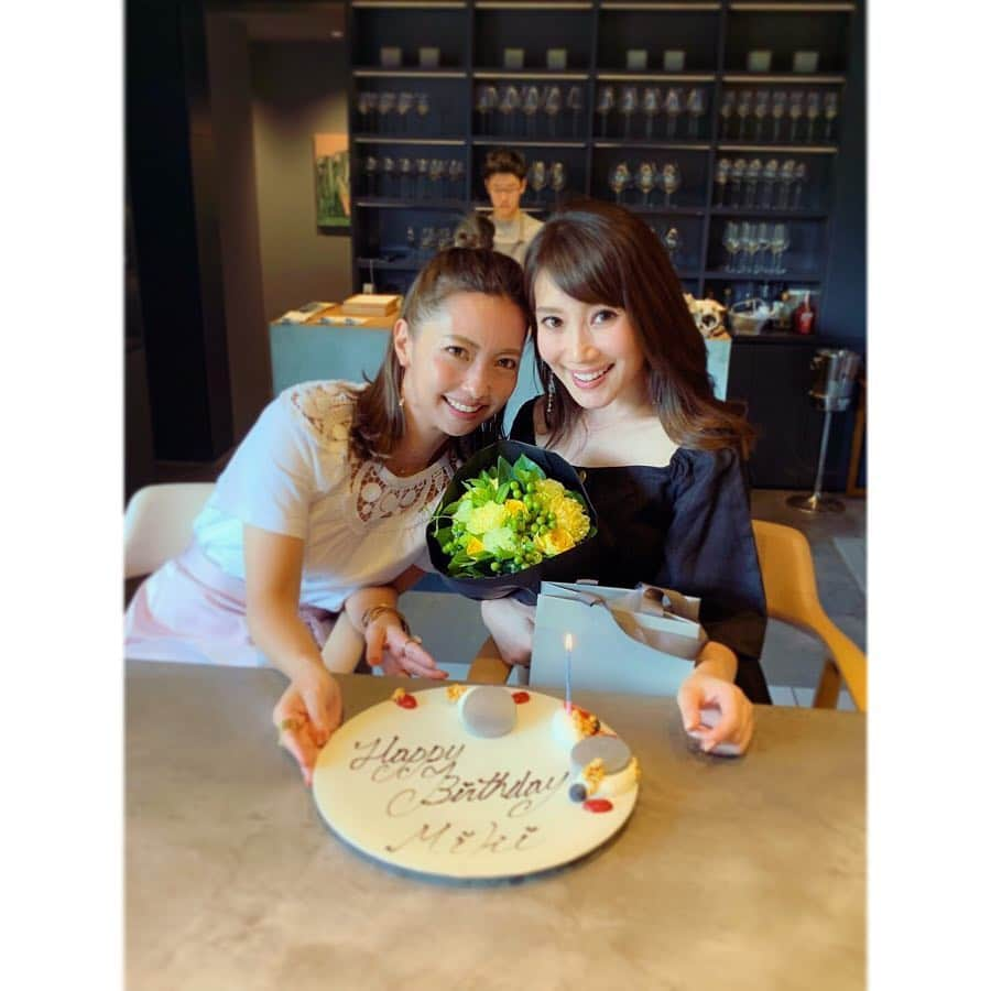 栗原佐知子さんのインスタグラム写真 - (栗原佐知子Instagram)「✴︎ @ode_restaurant で @miki__yoshida のバースデーのお祝い🎂🥂 . 週の半分くらい会っていた20代から、30代、40代… . お互いだいぶシワも増えたし、体力も落ちたけど（笑） 元気で健康、 そして何よりいつも楽しく笑っていられることが幸せ☺️ . 美紀ちゃんと娘ちゃんは、 お互い支え合ってきた家族みたいな存在💗 . 昔は喧嘩？みたいなこともしていた気がするけど、 今となってはそれも笑い話😂 若かったな〜w . 元気なおばあちゃん目指して…👵👵 これからもよろしくね💕 . 改めて、お誕生日おめでとう㊗️ . . #friend #bff #lunch #hiroo #tokyo #japan #happybirthday #birthday #instagood #instadaily #instalike #instapic #happy #love #オード #広尾 #お誕生日 #心友」5月22日 21時15分 - sachiko__kurihara