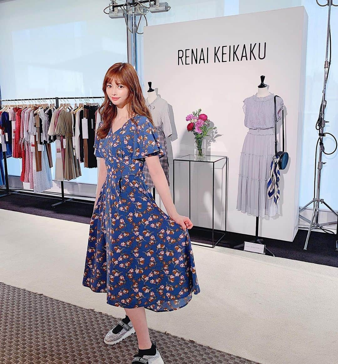 得あゆさんのインスタグラム写真 - (得あゆInstagram)「@renaikeikaku_official の展示会❤️ 2019 Autumn🍁 可愛い服がたくさんで秋も楽しみ頑張れる✨ ・ ・ ・ ・ ・ ・ ・ ・ ・ #renaikeikaku#ren_style#秋#2019#展示会#ワンピ#ワンピース#コーデ#コーディネート#花柄#ガーリー#スタイル#ナチュラル#インスタ映え#カメラ女子#写真#撮影#大人カジュアル#イヤリング#アクセサリー#ピアス#メイク#女子力#花#japanesegirl#coordinate#onepiece#autumn#girly#style」5月22日 21時16分 - tokuayu819