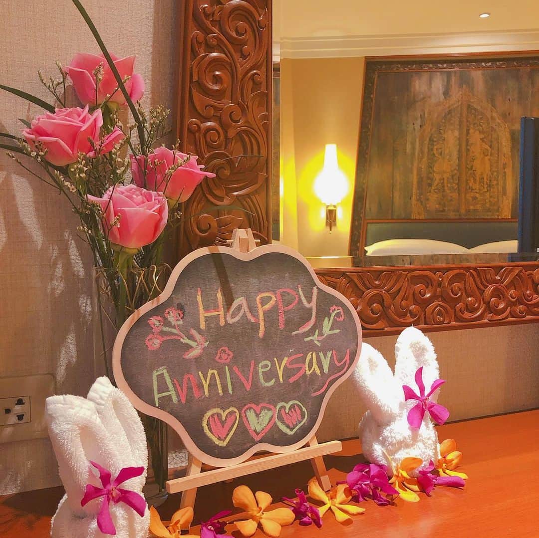 菊地亜美さんのインスタグラム写真 - (菊地亜美Instagram)「・ ＧＷは終わりましたが、 私達の旅行は始まり〜🤣🌈🌺 付き合って2年記念日に、 国は違っても想い出のホテルなのです〜🥰💛」5月22日 21時17分 - amikikuchi0905