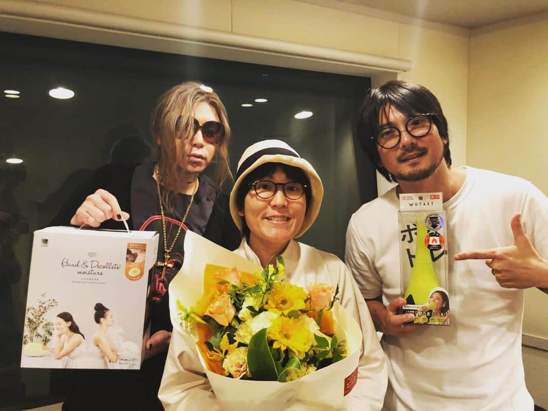 平沼紀久さんのインスタグラム写真 - (平沼紀久Instagram)「収録で光浦ねぇに誕生日サプライズ‼️ 歌うまになるグッズやら、 美容系やら‼️笑  #おめでとう #プレゼント #いつも #悩むぜ」5月22日 21時17分 - norihisahiranuma