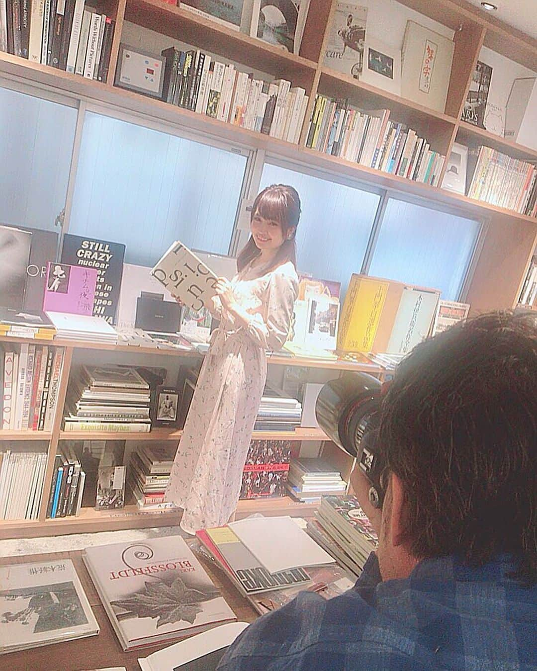 浅井麻里さんのインスタグラム写真 - (浅井麻里Instagram)「📕💕﻿ ﻿ ✨雑誌の掲載情報✨﻿ 今本屋さんに並んでる『旅色』に﻿ 見開き、どーん！！と掲載していただいてます❤️﻿ ﻿ Myショートトリップのページ💫﻿ 見開きの次のページにもいます😋💕﻿ 投稿してる写真2枚目は撮影オフショット🎵📸﻿ ﻿ 旅色フェスタ(渋谷ヒカリエで開催されたイベント)でも﻿ 大きなパネルにしてくださってて感激したけど、﻿ Myショートトリップ企画の扉として﻿ 本の方でも大きく使ってくださって嬉しいー❤️😭﻿ ﻿ 撮影現場は、 とっても素敵な本屋さん(book obscura)で、﻿ ほんとに非日常のプチ旅してる気分でした💕 店主さんの、置いている写真集達についてのお話が﻿ とっても魅力的で聴き入ってしまった…✨ ﻿﻿ ﻿ ﻿ いろんな場所での観光や旅館やホテル、﻿ 景色やお店やご飯やお酒…などなど﻿ 見ててワクワクする情報盛りだくさん！💕﻿ なのでぜひ見てみてねー🎵(*´ω`*)﻿ ﻿ ﻿ #旅色#雑誌#掲載情報#旅行雑誌#旅雑誌#モデル#本屋#吉祥寺#プチ旅#アンバサダー#travelgirl#trip#travel#bookobscura」5月22日 21時17分 - mari_asai_625