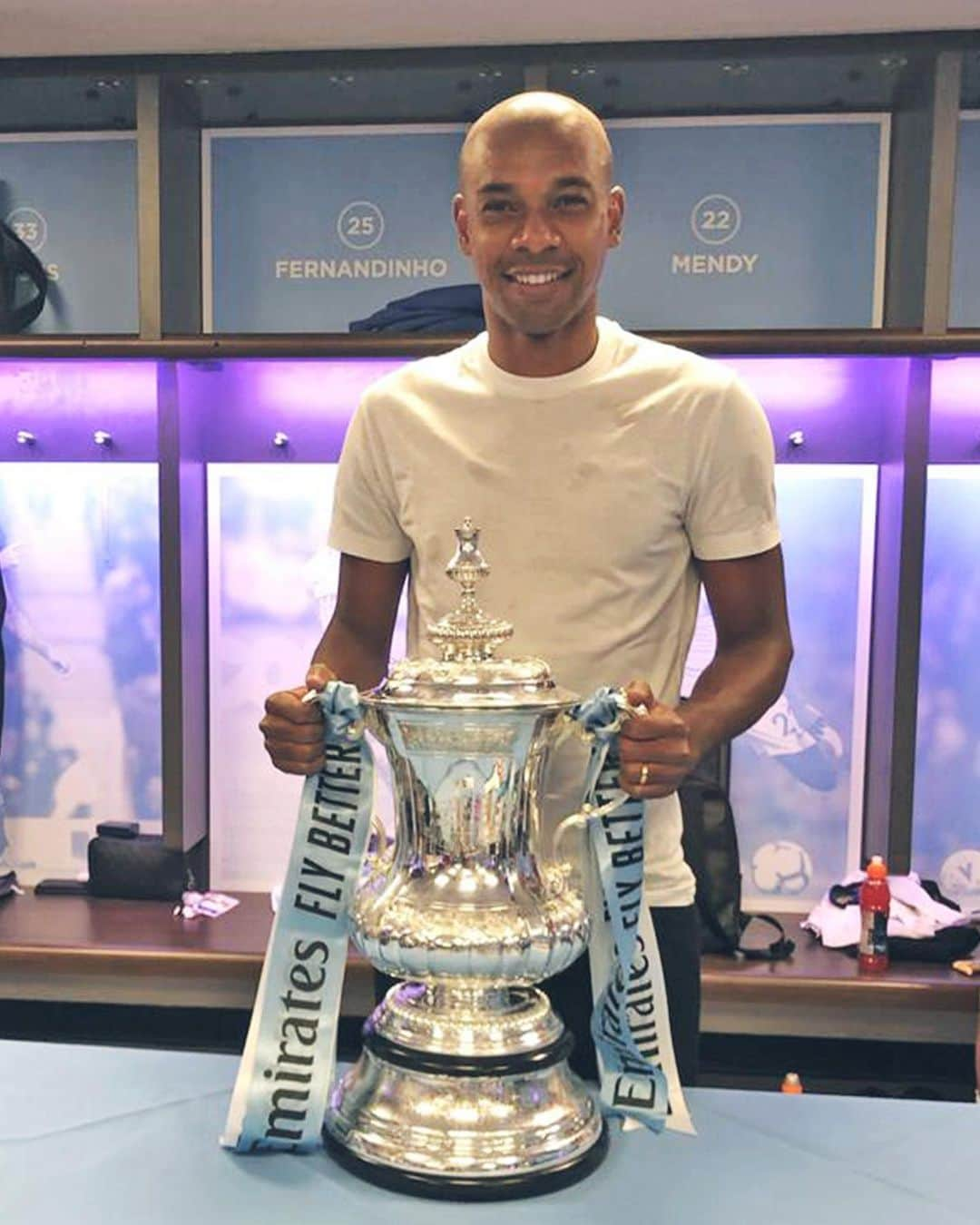 フェルナンジーニョさんのインスタグラム写真 - (フェルナンジーニョInstagram)「After celebrating a lot, it's time to thank. 🙏🏾 Let's recap this season. Our first stop at Wembley last year was to win the FA Community Shield. 🏆A little later, we returned to London and won another Carabao Cup in an exciting final 🏆. In the meantime, we had been doing a great campaign in the Premier League. Unfortunately, we said goodbye to the legendary Bernard Halford. 😢 But his winning spirit will always remain with us. moving towards the end, 98 points and one more title of the Premier League 🏆. Back2back champions. 😮 And the last, but not less important, a dominant win in the classic FA Cup 🏆. What a season, my friends. I must thank my teammates and staff, the fans, my family and friends. We are city. And we want always more! 💪🏾💪🏾」5月22日 21時20分 - fernandinho