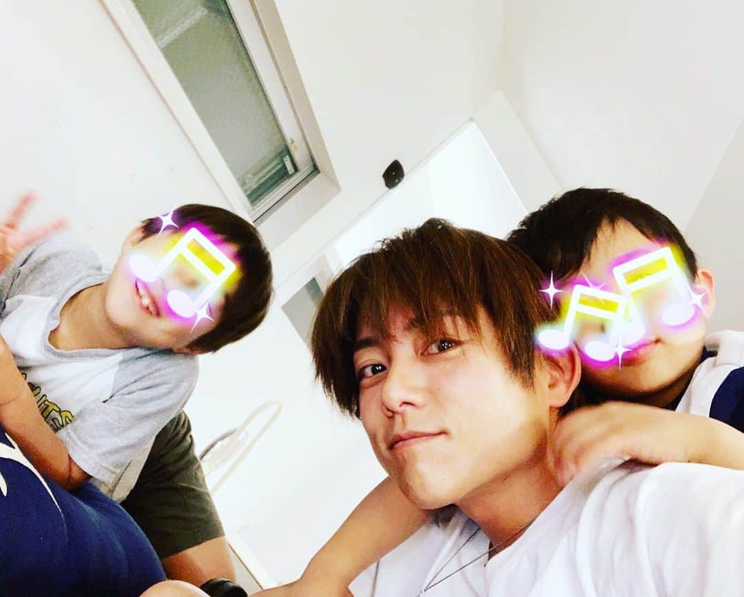 杉浦太陽さんのインスタグラム写真 - (杉浦太陽Instagram)「寝る前に、男たちの時間(^^) 秘密基地みたいなロフトにて、 セイア、ソラとの大事な時間…  #寝る前の #セイア #ソラ #まだまだ甘えんボーイ #秘密基地のロフト」5月22日 21時30分 - sugiurataiyou_official