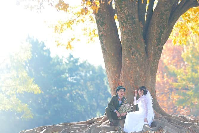 ゼクシィさんのインスタグラム写真 - (ゼクシィInstagram)「【いとしの彼に花束を♪新郎×ブーケの素敵SNAP７🤵💐】 . ブーケを持つのは花嫁だけじゃない!? 最近、ブーケを持つ新郎の写真が花嫁さんたちの Instagramにアップされているって知っていますか☺️？ 実は、彼×ブーケという意外な組み合わせが 素敵だと話題なんです🎵 今回は、編集部が見つけたとっておきの 「彼×ブーケ写真」をご紹介😆💘 . ブーケセレモニーでゲストからお花を集める新郎の姿や、 ファーストミート前の緊張の一瞬。 少し強張った表情や、みんなに祝福されて照れている姿、 ブーケを持ちながら大切な新婦の元へ。 とっても素敵なワンシーン😌 . 中には、ドレスを持ち上げて、ブーケも持って、 と大変な新婦を気遣うために新郎がブーケを持ったら そのまま撮影に、というショットも😳？！ そんな優しさも写真に残せるなんて嬉しいですよね😝💗 . 「彼×ブーケ」のショット。 その姿は、普段はなかなか残すことができない、 ウエディング限定のシーンの一つ🤵💐💕 いつもとは違う彼の姿を、ぜひ写真に収めて📷🌟 . @1020wedding さま、@mochimochiwd さま、@h.y___0702 さま @fujifuji.wedding さま、@13___.tm さま、 @n_wedding1020 さま、もえ さま 素敵なお写真ありがとうございます♪ . それぞれの写真の詳細ポイントは、 #ゼクシィアプリ 記事をチェック👀✔️ 「いとしの彼に花束を♪新郎×ブーケの素敵SNAP７」 . +♥+:;;;:+♥+:;;;:+♥+:;;;:+♥+:;;;:+♥+:;;;:+♥ . プロポーズから結婚式まで素敵なお写真募集中！ . ゼクシィ公式アカウントでお写真を紹介してみませんか？ 【#ゼクシィ2019】 を付けて投稿してください🎵 . +♥+:;;;:+♥+:;;;:+♥+:;;;:+♥+:;;;:+♥+:;;;:+♥ . ▼花嫁さんダウンロード数No.1 ゼクシィアプリはURLから💎 @zexyrecruit . #ブーケ#ウェディングブーケ#挙式ブーケ#お色直しブーケ#フラワーアレンジメント _ #フラワーアイテム#前撮りブーケ#ナチュラルブーケ#カラフルブーケ#ブーケセレモニー#クラッチブーケ#ウェディングフォト#卒花#卒花嫁 _ #2019冬婚#2019秋婚#アフターブーケ#前撮りブーケ#結婚準備#結婚式準備#全国のプレ花嫁さんと繋がりたい#日本中のプレ花嫁さんと繋がりたい#花嫁#ウェディング _ #プレ花嫁#ゼクシィ#ちーむゼクシィ#プロポーズされたらゼクシィ」5月22日 21時24分 - zexyrecruit