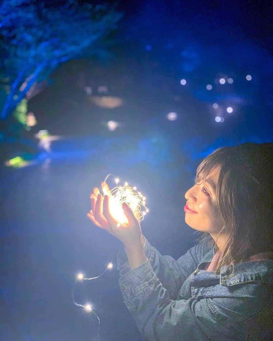 和希詩織さんのインスタグラム写真 - (和希詩織Instagram)「♨️🌃👘#kusatsu #onsen #trip #japanphoto . . 光の世界🌟🌃 草津の観光の写真他もスワイプ👉👉👉👉📸 . . 草津の#西の河原公園 の夜のライトアップがとても綺麗で📸 草津の街に草津温泉のゆで卵や有名な映えるポスト📮📮📮 楽しいスポットがいっぱいでした . . 東京カレンダーのような撮影もしたよ🙆‍♀️笑 カップルで来てもとても色々写真も旅も楽しめそうでおススメだよ♨️💫 . . 湯畑の横で足湯が入り放題で 温度も高くてポカポカ🤤 . . コンビニが草津の街並みに馴染んでいてスゴイカッコいいの👏 なんかこーゆー統一感素敵。 パリの街並みみたいな統一感がとても好き❤️ . . あー実は草津に日本一の #ジップライン が出来たんよ🤭❤️ これについて次に書くね📝 私#ターザンロープ 大好きなのよ😘アクティブ大好き💕 草津お子様連れてファミリーでもオススメ説👏 . . . . . . . #草津 #草津温泉 #西の河原公園 #足湯#お出かけ#旅スタグラム #tabijo#日本の絶景 #光のアート #光の道 #国内旅行 #旅したくなるフォト #神秘的 #湯気#浴衣女子」5月22日 21時24分 - kazukishiori