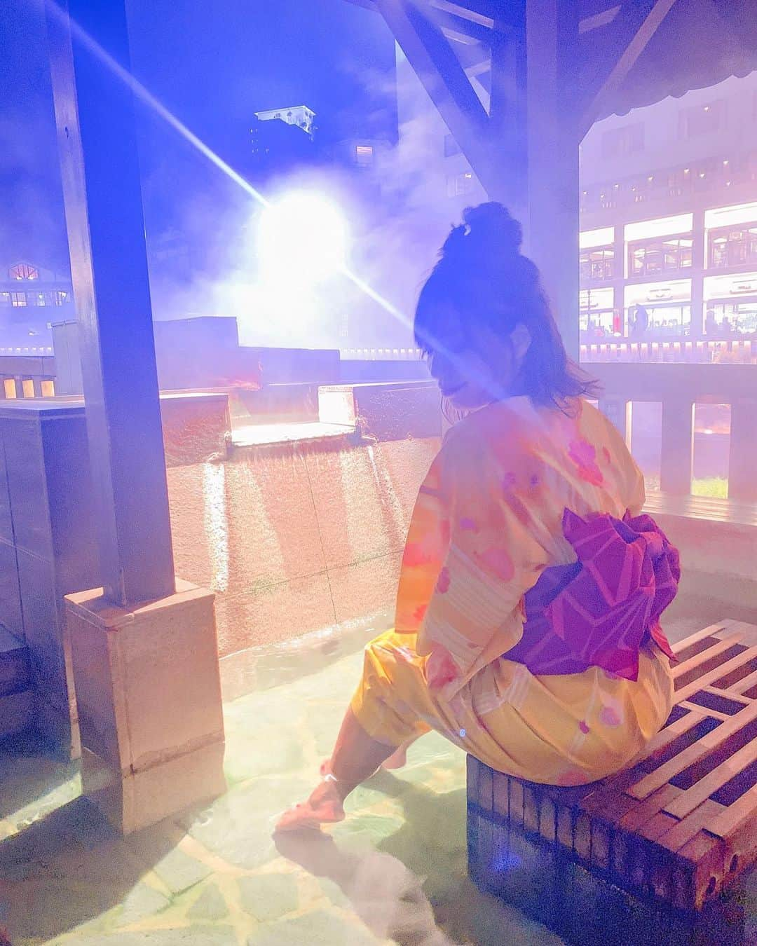 和希詩織さんのインスタグラム写真 - (和希詩織Instagram)「♨️🌃👘#kusatsu #onsen #trip #japanphoto . . 光の世界🌟🌃 草津の観光の写真他もスワイプ👉👉👉👉📸 . . 草津の#西の河原公園 の夜のライトアップがとても綺麗で📸 草津の街に草津温泉のゆで卵や有名な映えるポスト📮📮📮 楽しいスポットがいっぱいでした . . 東京カレンダーのような撮影もしたよ🙆‍♀️笑 カップルで来てもとても色々写真も旅も楽しめそうでおススメだよ♨️💫 . . 湯畑の横で足湯が入り放題で 温度も高くてポカポカ🤤 . . コンビニが草津の街並みに馴染んでいてスゴイカッコいいの👏 なんかこーゆー統一感素敵。 パリの街並みみたいな統一感がとても好き❤️ . . あー実は草津に日本一の #ジップライン が出来たんよ🤭❤️ これについて次に書くね📝 私#ターザンロープ 大好きなのよ😘アクティブ大好き💕 草津お子様連れてファミリーでもオススメ説👏 . . . . . . . #草津 #草津温泉 #西の河原公園 #足湯#お出かけ#旅スタグラム #tabijo#日本の絶景 #光のアート #光の道 #国内旅行 #旅したくなるフォト #神秘的 #湯気#浴衣女子」5月22日 21時24分 - kazukishiori