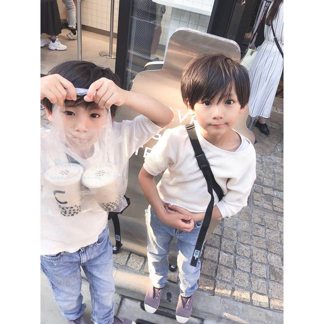 ayakoさんのインスタグラム写真 - (ayakoInstagram)「❤︎ 最近 親子で#タピオカ にハマりまくり いろいろ飲み歩いてます😆 タピオカドリンクお持ち帰りもしやすい🥤しばらくはハマりそう😆 * * ❤︎ #fashion#coordinate#ootd#trend#outfit#instafashion#twins#ig_kidsphoto#ig_twins#cutetwinsclub#kids_japan#love#kidsfashion#twinslove#twinsboys#mamagirl#ママリ#男の子#双子」5月22日 21時24分 - ayaya315