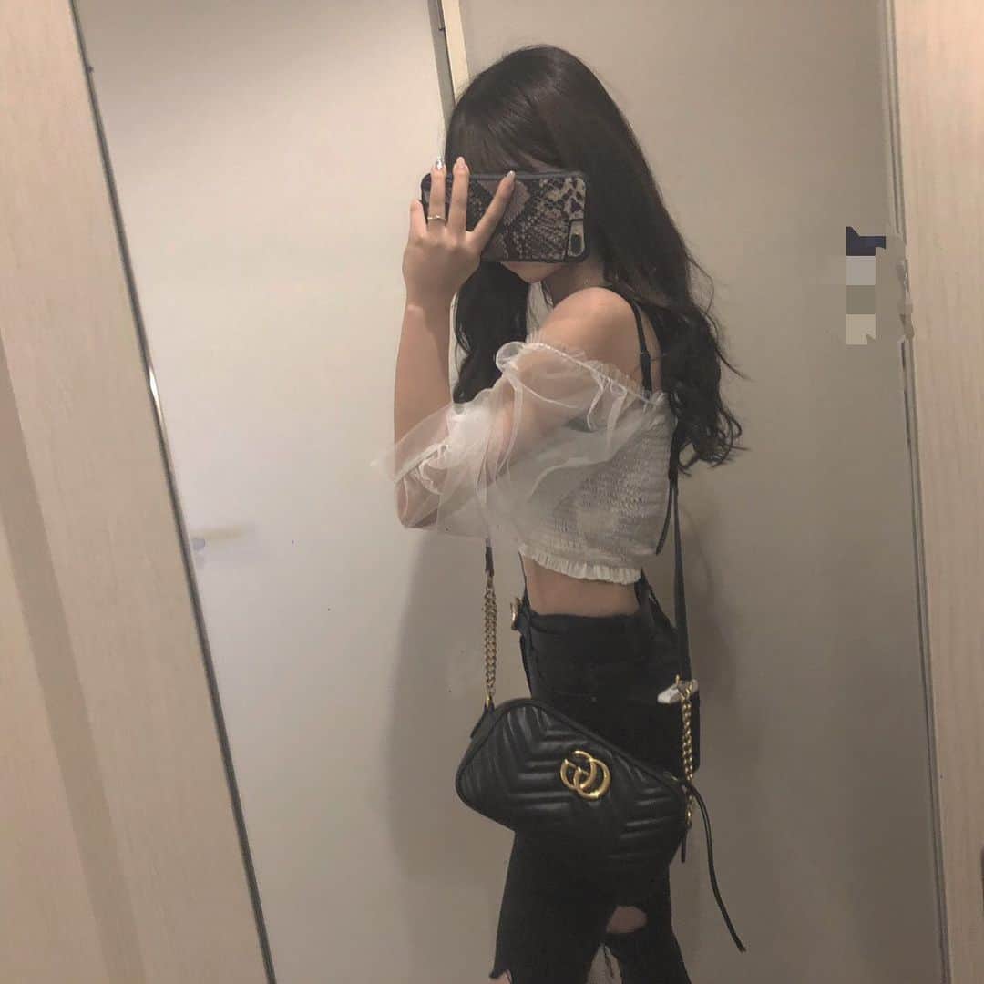 のインスタグラム：「オフショルは大好物だよ。(*´﹃｀*)💕 @lilyboutique_official さんのトップス！ ボトムスはロジャーアンドロウさんの！ かわゆい( 灬˙罒˙灬 ) #ootd #instagood #good #instafashion #instalike #l4l #fff #コメント返し #いいね #オフショル」