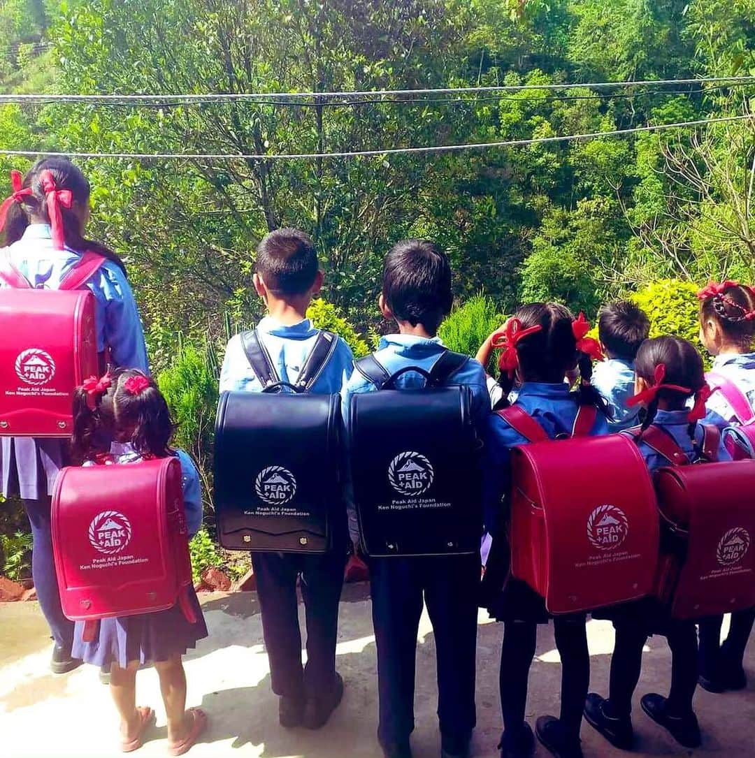 野口健さんのインスタグラム写真 - (野口健Instagram)「‎ネパールの学校（ポカラ郊外）から素敵な写真が届きました！みんな、ランドセルが大好きで、ずっと背負っているとか(^^) 来年の春までにエベレスト街道にある全ての小学校にランドセルを届ける事になりました！約1000個、頑張って集めるぞ〜٩(^‿^)۶  #野口健#野口健ヒマラヤ基金 #野口健ランドセルプロジェクト #ランドセルプロジェクト#ネパール#ピークエイド」5月22日 21時31分 - noguchiken8848