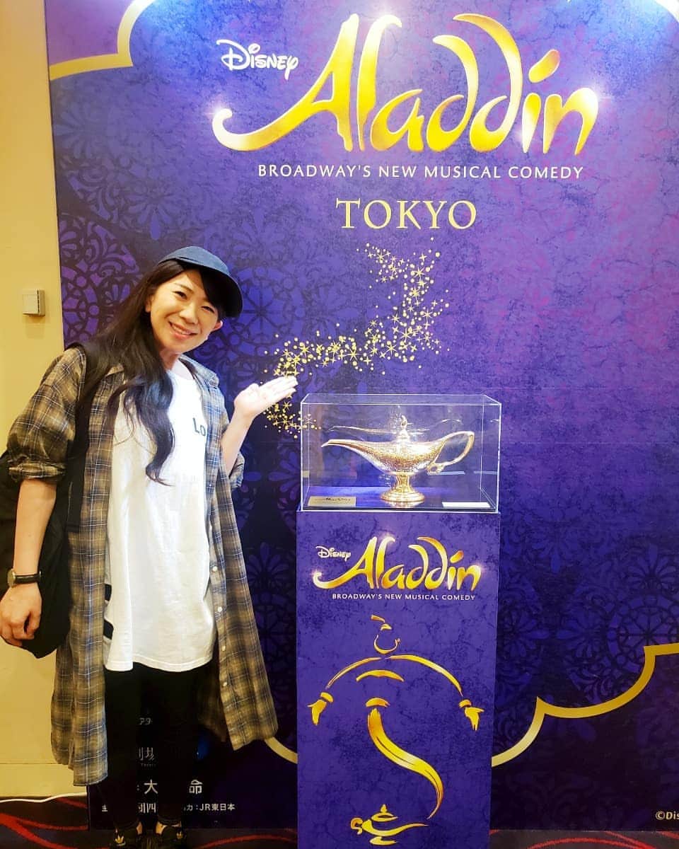 服部ひで子のインスタグラム：「劇場四季 『アラジン』  最高でした～！！！ 何度でも観たいー！！！ また、絶対に観に行きます！！！ キャストさんが 全員輝いていて 改めて、すごいプロ集団の集まりの劇団さんだと感激しました✨  劇団四季さんの作品は、 ライオンキング CATS アラジン  と、まだ三作品。  もっともっと観たいですね💡  #劇場四季 #東京  #電通四季劇場海 #アラジン」