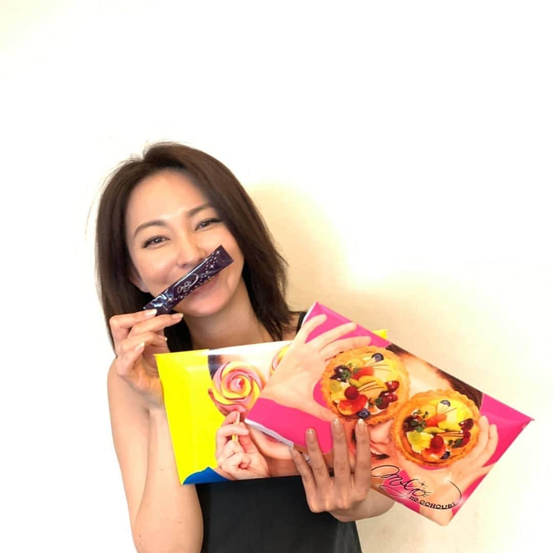 真山景子のインスタグラム：「今夜は記念日ディナーにいくので食事解禁。 代わりに、酵素ダイエットドリンクを飲みます。これ、めっちゃ味おいしくて、むしろ飲みたくなる✨ パッケージお気に入り❤️ #魔女のごほう美 #チャコール#チャコールクレンズ#クレンズダイエット#酵素ダイエット #酵素  酵素は消化機能に大事だから、積極的に取りましょう🎵  レア動画w音声なし。」