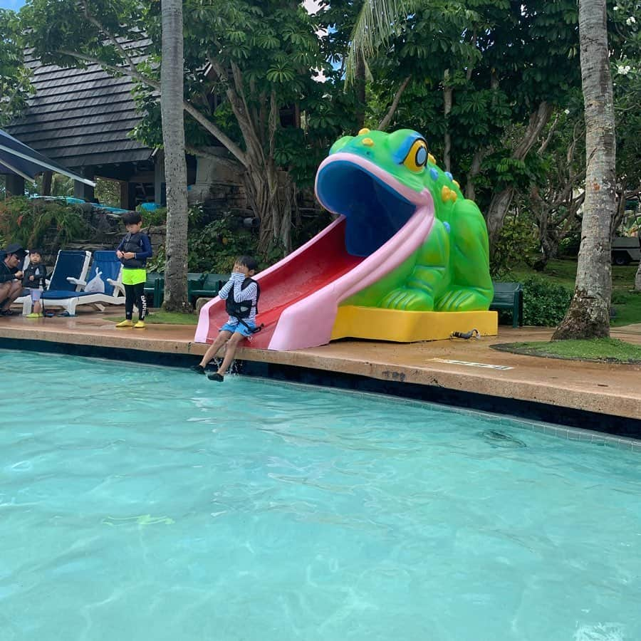 Hiromi Ｍaedaさんのインスタグラム写真 - (Hiromi ＭaedaInstagram)「@picguam 🏊‍♂️🌴 ・ 午前中はスコール続きだったけど、2日連続とは思えないくらい元気いっぱいな子供たち👦🏾👌🏿 ・ PICホテル楽しすぎたから絶対また来たいな♡ ・ ・ ・ #guam#guamtrip#親子旅#グアム#子連れグアム#poolpoolpool#プール#beach#picguam#picグアム#tumon」5月22日 21時33分 - hiron953