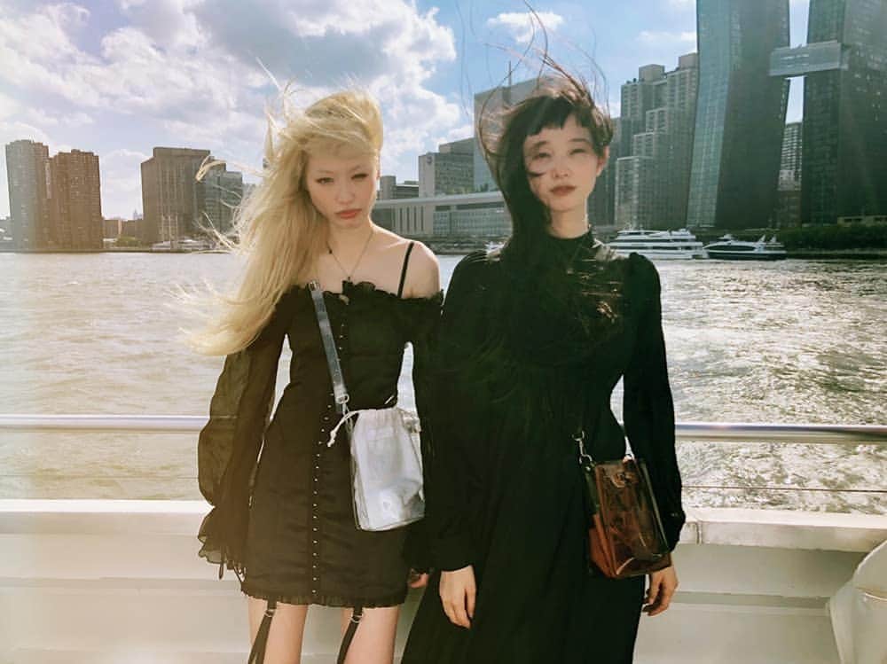 フェルナンダ・リーのインスタグラム：「It's been warm enough that we've been taking the ferry for fun 🤩 〰️〰️〰️〰️〰️ 最近の天気はかなり暖かくてからフェリーを乗っていました 🤭  #kikilala」