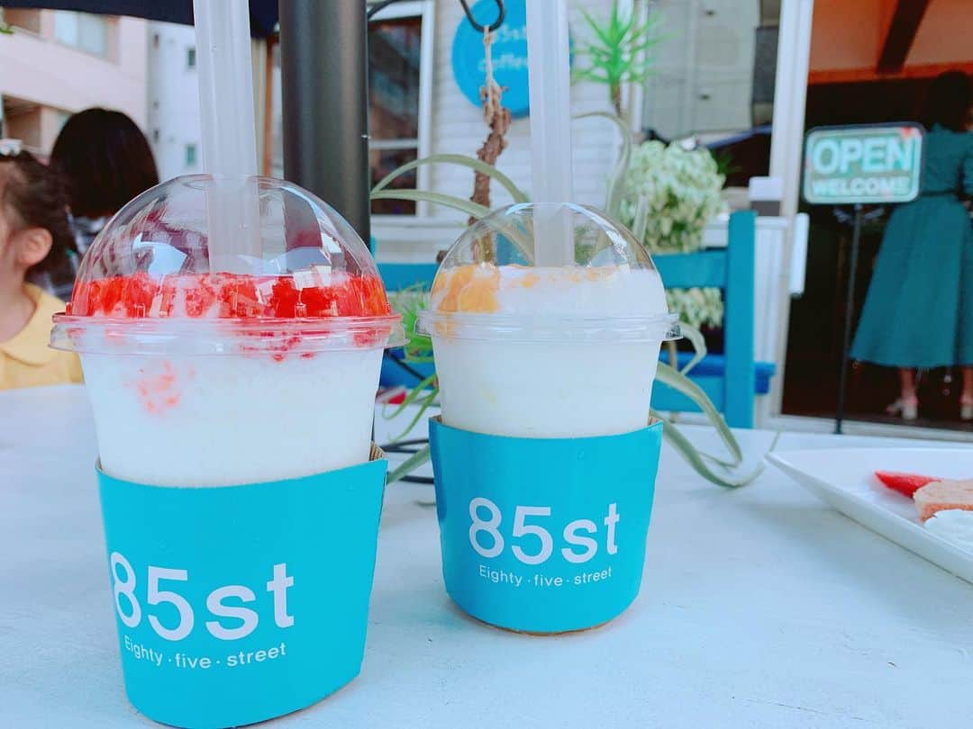 Miho Tanakaさんのインスタグラム写真 - (Miho TanakaInstagram)「85st coffeeのpost続くよー🏃‍♂️🏃‍♀️﻿ ﻿ ﻿ ﻿ ここのカフェは、スムージーが有名&オススメ💡﻿ ﻿ 私は期間限定の スイカスムージー🍉﻿ （※スイカなんちゃら🍉のメニューを見つけると絶対頼んでしまうタイプ）﻿ ﻿ 生のスイカを使ってるそうで、「めっっちゃスイカ」でした🤣w﻿ ﻿ スイカ🍉好きはぜひ飲んでみて！！﻿ ﻿ ほかにも、イチゴやマンゴー、バナナのスムージーだったり、ミルクスムージーにむぎむぎが入った ジョリポンシェイク もあるよ。﻿ ﻿ ﻿ っっで。﻿ スムージーも美味だったけど、めっちゃ美味しかったのが 85stトースト🍞﻿ ﻿ ガーリックバターとチーズと蜂蜜という、﻿ 最強タッグ間違いなしの組み合わせがたっぷりトーストに乗っててめっちゃ美味しかった🤤﻿ ﻿ #家でも真似したい﻿ #パンもふわふわ厚切りで美味﻿ #おすすめ﻿ ﻿ ...﻿ ﻿ ちなみに、85st coffeeは、東方神起ファンの中では超有名なお店で、オーナーさんが #ユノユンホ さんとおともだちということもあり、ソウル店にはご本人が来たりしてるんだって😳﻿ ﻿ 大阪ツアーの時はここにも来たりするのかなぁ😎﻿ ﻿ ﻿ ﻿ _____________﻿﻿ ﻿﻿ #85stcoffeejapan﻿﻿ #85stcoffee_jp ﻿ #スムージー ﻿#スイカスムージー #フルーツスムージー #85stトースト #東方神起 #韓国カフェ #ユノ #ゆんほ ﻿ #韓流カフェ ﻿#大阪カフェ #大阪カフェめぐり #ジョリポンシェイク #kpop #kfashion  @85stcoffee_jp ﻿ @kansai_bikatsu」5月22日 21時35分 - mie__blogger