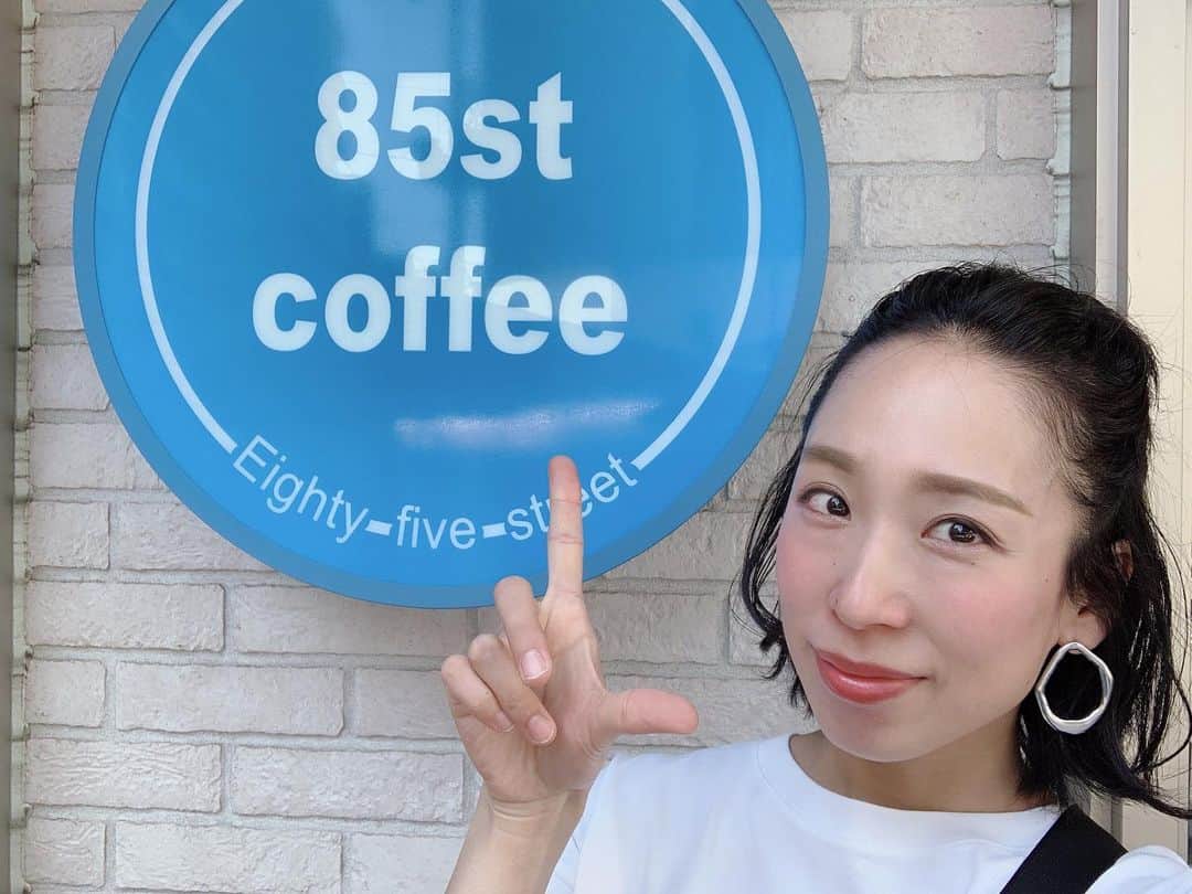 Miho Tanakaさんのインスタグラム写真 - (Miho TanakaInstagram)「85st coffeeのpost続くよー🏃‍♂️🏃‍♀️﻿ ﻿ ﻿ ﻿ ここのカフェは、スムージーが有名&オススメ💡﻿ ﻿ 私は期間限定の スイカスムージー🍉﻿ （※スイカなんちゃら🍉のメニューを見つけると絶対頼んでしまうタイプ）﻿ ﻿ 生のスイカを使ってるそうで、「めっっちゃスイカ」でした🤣w﻿ ﻿ スイカ🍉好きはぜひ飲んでみて！！﻿ ﻿ ほかにも、イチゴやマンゴー、バナナのスムージーだったり、ミルクスムージーにむぎむぎが入った ジョリポンシェイク もあるよ。﻿ ﻿ ﻿ っっで。﻿ スムージーも美味だったけど、めっちゃ美味しかったのが 85stトースト🍞﻿ ﻿ ガーリックバターとチーズと蜂蜜という、﻿ 最強タッグ間違いなしの組み合わせがたっぷりトーストに乗っててめっちゃ美味しかった🤤﻿ ﻿ #家でも真似したい﻿ #パンもふわふわ厚切りで美味﻿ #おすすめ﻿ ﻿ ...﻿ ﻿ ちなみに、85st coffeeは、東方神起ファンの中では超有名なお店で、オーナーさんが #ユノユンホ さんとおともだちということもあり、ソウル店にはご本人が来たりしてるんだって😳﻿ ﻿ 大阪ツアーの時はここにも来たりするのかなぁ😎﻿ ﻿ ﻿ ﻿ _____________﻿﻿ ﻿﻿ #85stcoffeejapan﻿﻿ #85stcoffee_jp ﻿ #スムージー ﻿#スイカスムージー #フルーツスムージー #85stトースト #東方神起 #韓国カフェ #ユノ #ゆんほ ﻿ #韓流カフェ ﻿#大阪カフェ #大阪カフェめぐり #ジョリポンシェイク #kpop #kfashion  @85stcoffee_jp ﻿ @kansai_bikatsu」5月22日 21時35分 - mie__blogger