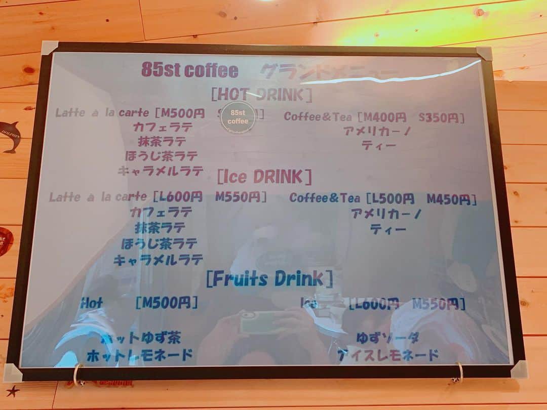 Miho Tanakaさんのインスタグラム写真 - (Miho TanakaInstagram)「85st coffeeのpost続くよー🏃‍♂️🏃‍♀️﻿ ﻿ ﻿ ﻿ ここのカフェは、スムージーが有名&オススメ💡﻿ ﻿ 私は期間限定の スイカスムージー🍉﻿ （※スイカなんちゃら🍉のメニューを見つけると絶対頼んでしまうタイプ）﻿ ﻿ 生のスイカを使ってるそうで、「めっっちゃスイカ」でした🤣w﻿ ﻿ スイカ🍉好きはぜひ飲んでみて！！﻿ ﻿ ほかにも、イチゴやマンゴー、バナナのスムージーだったり、ミルクスムージーにむぎむぎが入った ジョリポンシェイク もあるよ。﻿ ﻿ ﻿ っっで。﻿ スムージーも美味だったけど、めっちゃ美味しかったのが 85stトースト🍞﻿ ﻿ ガーリックバターとチーズと蜂蜜という、﻿ 最強タッグ間違いなしの組み合わせがたっぷりトーストに乗っててめっちゃ美味しかった🤤﻿ ﻿ #家でも真似したい﻿ #パンもふわふわ厚切りで美味﻿ #おすすめ﻿ ﻿ ...﻿ ﻿ ちなみに、85st coffeeは、東方神起ファンの中では超有名なお店で、オーナーさんが #ユノユンホ さんとおともだちということもあり、ソウル店にはご本人が来たりしてるんだって😳﻿ ﻿ 大阪ツアーの時はここにも来たりするのかなぁ😎﻿ ﻿ ﻿ ﻿ _____________﻿﻿ ﻿﻿ #85stcoffeejapan﻿﻿ #85stcoffee_jp ﻿ #スムージー ﻿#スイカスムージー #フルーツスムージー #85stトースト #東方神起 #韓国カフェ #ユノ #ゆんほ ﻿ #韓流カフェ ﻿#大阪カフェ #大阪カフェめぐり #ジョリポンシェイク #kpop #kfashion  @85stcoffee_jp ﻿ @kansai_bikatsu」5月22日 21時35分 - mie__blogger