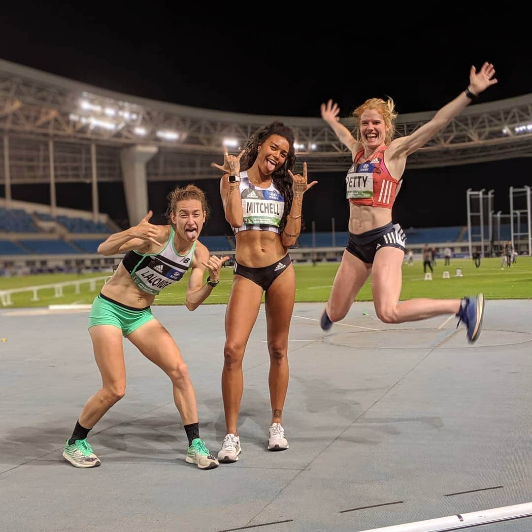 アンジェラ・ペティさんのインスタグラム写真 - (アンジェラ・ペティInstagram)「Lots of smiles after a fun race here at the IAAF World Challenge in Nanjing last night! 5th place and a seasons best for me in a very strong international field. .  Quite a messy race with 12 of us women (including pacemaker) and it slowing in the middle but all part of it! . Great atmosphere with a vibrant crowd (the pics were taken after when everyone had gone haha) .  Leave for home this evening, 谢谢 Xièxiè China 🇨🇳」5月22日 12時40分 - angie_run800m