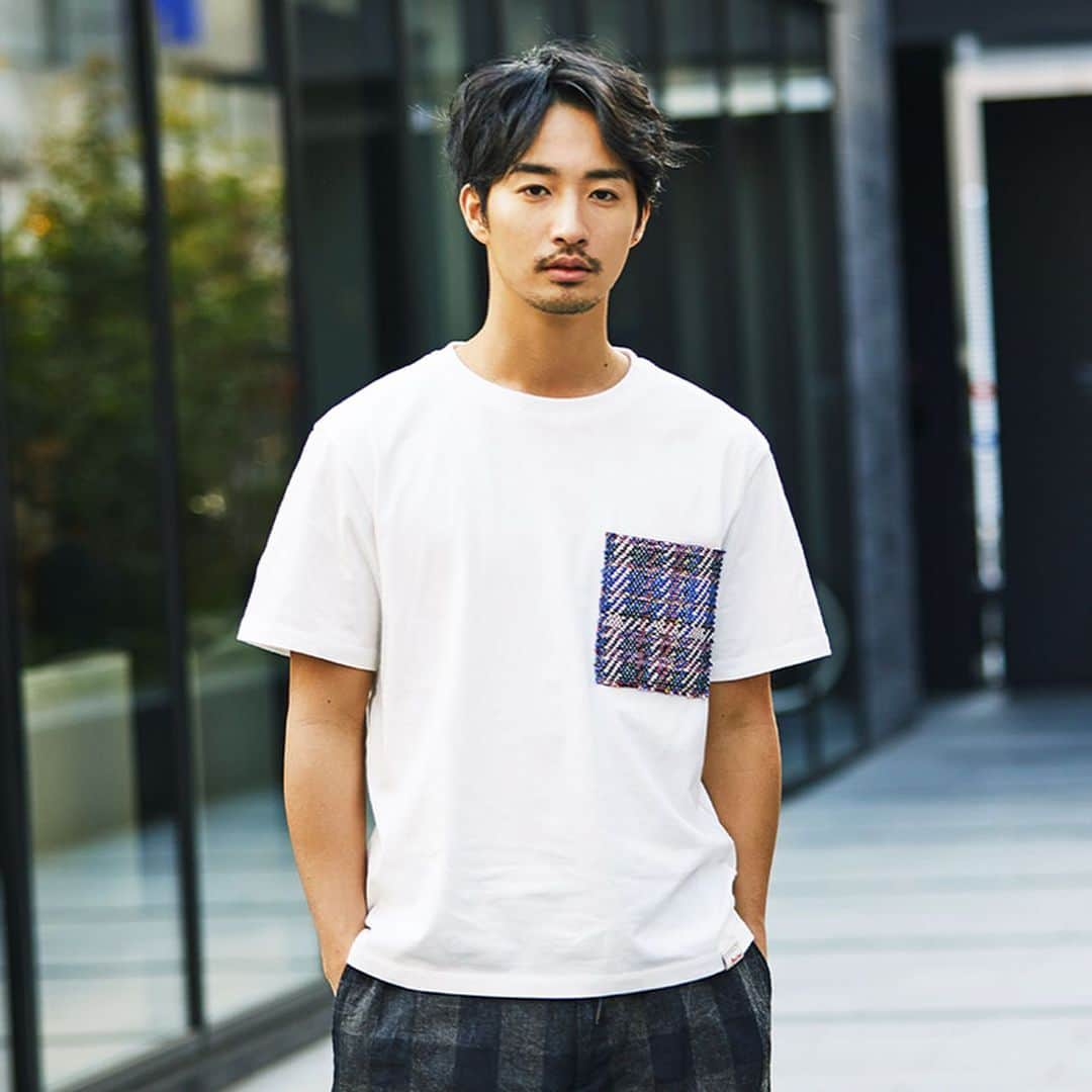 STRIPE DEPARTMENTさんのインスタグラム写真 - (STRIPE DEPARTMENTInstagram)「STRIPE DEPARTMENT×COOHEM MEN EXCLUSIVE﻿﻿ 定番の枠に収まらない魅力がある﻿﻿ ストデパ×コーヘンのポケT﻿﻿ ﻿﻿ 流行を押さえたドロップショルダーのワイドシルエットのボディに、ブランドの代名詞でもあるツイード地でポケットを取り付けることで遊び心を加えたもの。﻿ カラーはホワイトとネイビーの用意がある。﻿﻿ ポケットに使用したオリジナルのツイードは、限りなく布帛に近い独特のハリがありながら、ニットの伸縮性を兼ね備えているため、窮屈さを一切感じさない。﻿﻿ ポリエステル100 ％であるため、水洗いも問題ない。﻿ 身頃の左裾には、アスレティックウェアのようにブランドタグを配し、そのタグには一枚ずつシリアルナンバーが印字されている。﻿﻿ ﻿﻿ Tシャツが恋しくなるこの季節。﻿﻿ 新しいワードローブの仲間としてぜひ取り入れてみてはいかが。﻿﻿ ﻿﻿ 詳しくはこちらから﻿﻿ https://editorial.stripe-department.com/men_/feature/coohem_exclusive_20190513/﻿﻿ ﻿﻿ #ストデパmen  #coohem #coohemmens #コーヘン #summer #summerfashion #tshits #tweed #mensfashion #夏 #夏ファッション #tシャツ #ツイード #トレンド #ベーシック #ウォッシャブル #イケメン #限定 #別注 #新作」5月22日 12時46分 - stripedepartment