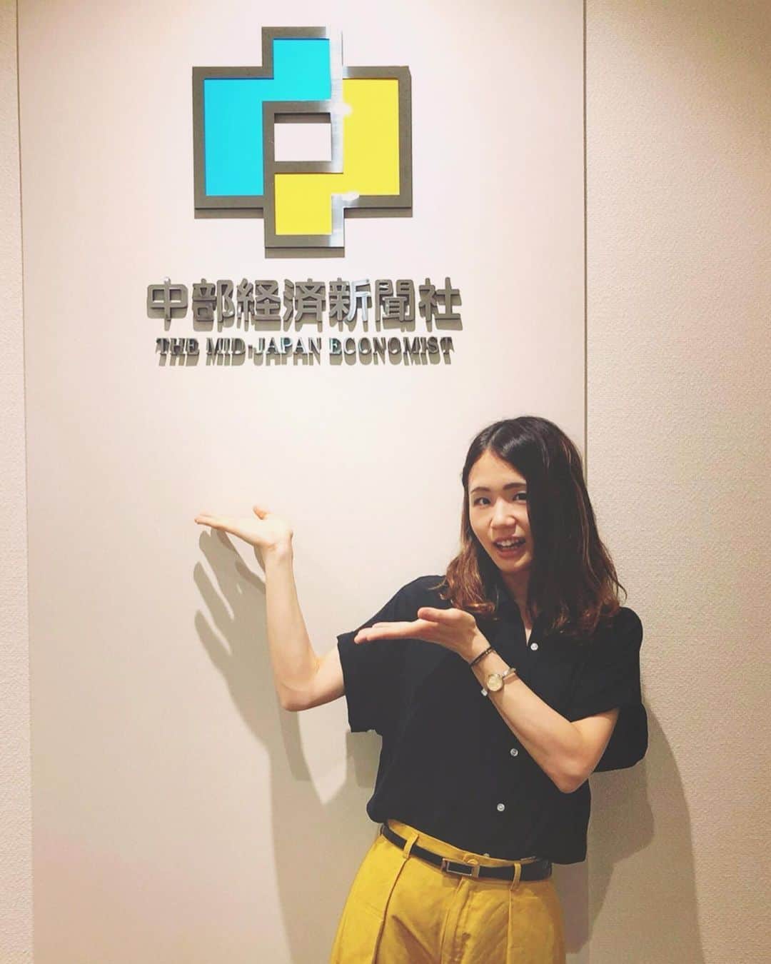のインスタグラム：「5/21発行の「日刊ゲンダイ」へ藤森愛が掲載されました！Independent Artistとして、しかもCDを作らないという記事が載ったのは多分日本で初…だと思います。  #日刊ゲンダイ #レコ無しリリツア2019 #ロイヤリティーフリー #無料ダウンロード #アコギ弾き語り #テイラーギター #テイラーギターアーティスト #シンガーソングライター #インディペンデントアーティスト #royaltyfree #freedownload #taylorguitars #taylorguitarsartist #singersongwriter #independentartis」