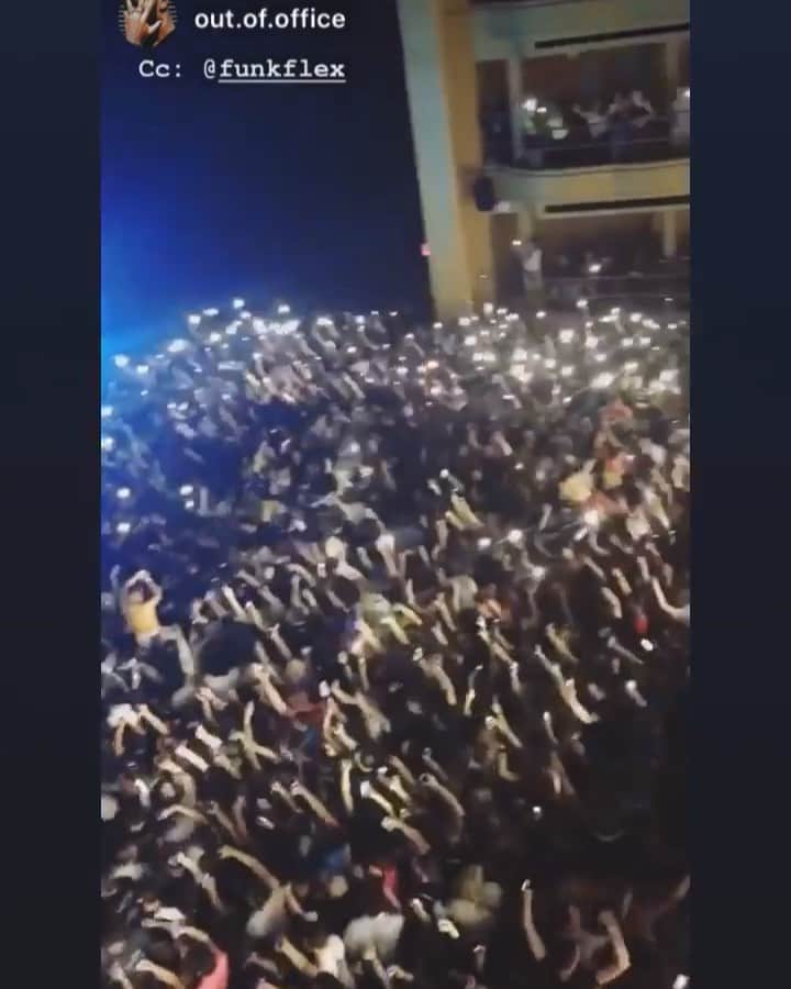 ファンクマスター・フレックスのインスタグラム：「More angles! FunkFlex on the set 2 NIGHTS IN A ROW! 3,500 deep! 🤷🏿‍♂️👑 @litdigitaldjs Vid Via: @out.of.office LITDIGITALDJS@GMAIL.COM TO BOOK FUNKFLEX!!!!」