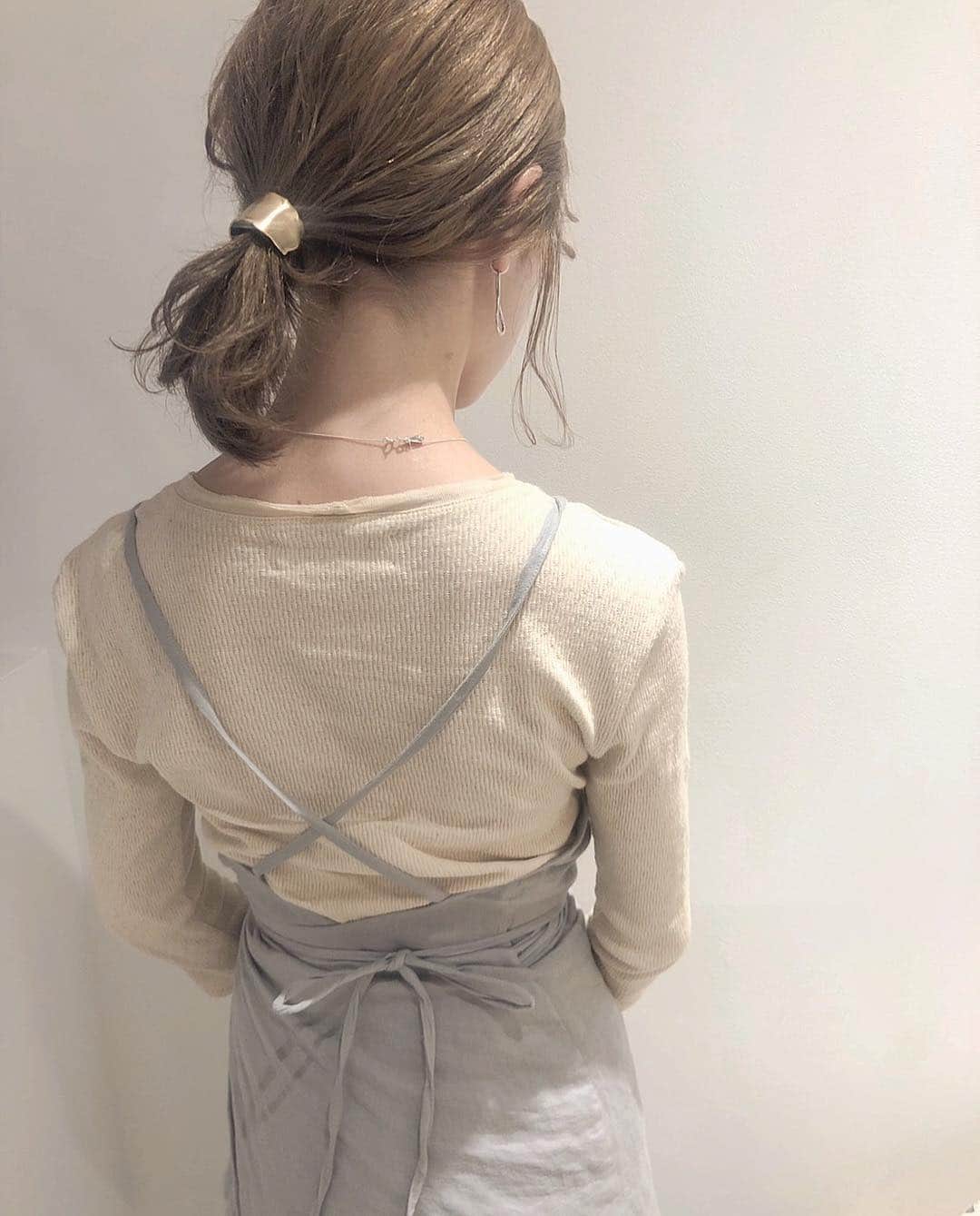 のインスタグラム：「ㅤㅤㅤㅤㅤㅤㅤㅤㅤㅤㅤㅤㅤ ㅤㅤㅤㅤㅤㅤㅤㅤㅤㅤㅤㅤㅤ 1年以上ぶりにブリーチして 色素薄めミルクティーカラー☕️♡ @siki.hair の @saki__onishi さんに お願いしました🙈 ㅤㅤㅤㅤㅤㅤㅤㅤㅤㅤㅤㅤㅤ DMで質問たくさんきたエプロンワンピース タグ付けしました♡ お気に入り(^.^)」
