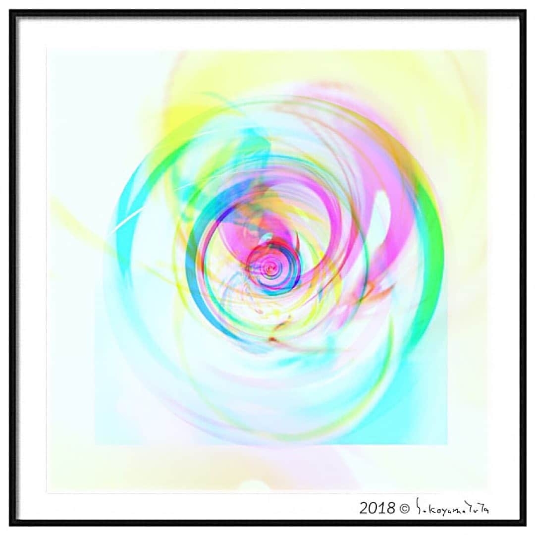横山勇也のインスタグラム：「Colors Circles. #love #yuyayokoyamacom #fineart #myart #artcollector #abstractart #nature_brilliance #EarthVisuals #artofvisuals #welivetoexplore #natureaddict #naturediversity  #japanfocus #iphoneography #iphoneonly #iphonesia #focalmaqrked #rollworldapp #dianaphotoapp #tokyo  #niigata #circles #swiss」