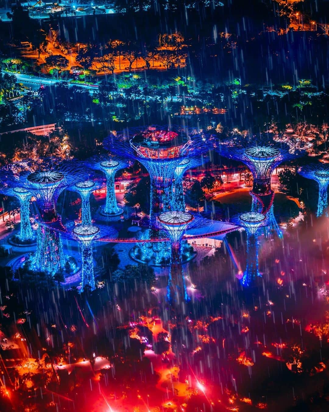 Canon Asiaのインスタグラム：「“Inspired by Avatar, the movie, I decided to use unique colours and imagination to portray Gardens by the Bay, Singapore, as a futuristic environment, such as the magnificent nature in the world of Avatar.” • Be it through the means of film 📽️ or photography 📷, you too can make your imagination come to life with a good shot. A camera is a photographer’s canvas after all🎨 • 📷 Image by @weijiekeithfung shot using the Canon 6D Mark II | f/2.8 | 1s | ISO 250 | 80mm  Want your photos to be featured too? Tag them with #canonasia or submit them on My Canon Story, link in bio!  #canonasia #photography #canonphotography #canon #igsg #singapore #landscapephotography #gardensbythebay #nightphotography #night #avatar」
